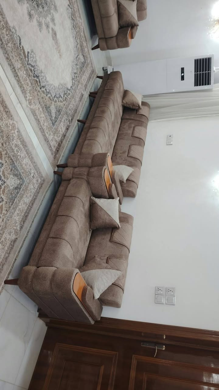 من رخصة مدير الكروب
تخم ديوان ٢٠ مقعد ١٤ متر تفصال جديد شغلنه معمل
خشب ثقيل بلوك اسود كله خالي من ال ان دي اف سمك ١٦ ملم سفنج مضغوط مميز أول مع طبقه دللوب طبي قماش كتان ناعم تركي ضمان حقيقي ٥ سنوات لون قهوائي مطعم بيجي أوف وايت اتصال *********** متوفر واتساب
