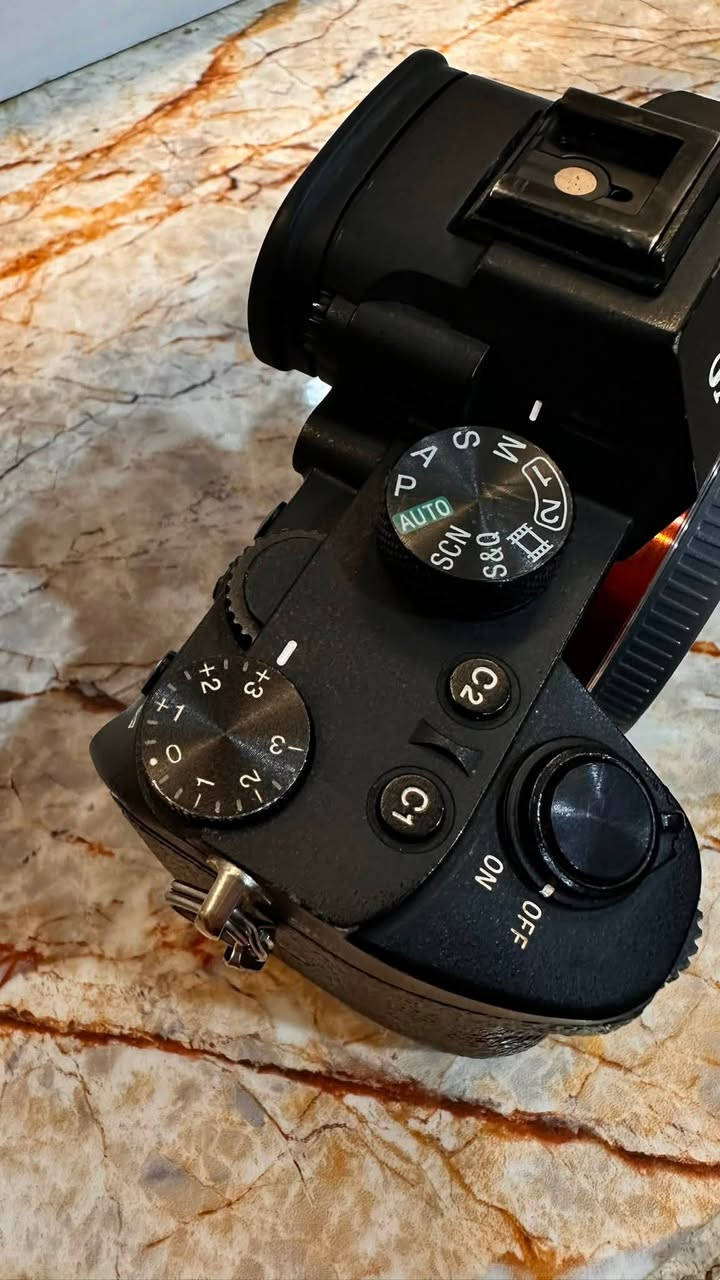 كامرة Sony A7III بحالة ممتازة جدًا، استخدام شخصي ونظيف، وما بيها أي مشاكل فنية أو أعطال
الكامرة مكفولة من كلشي وكلش نضيفة 
وياها بطارية اصلية 
سبب البيع تحديث كامرة 
للستفسار :الاتصال ***********
