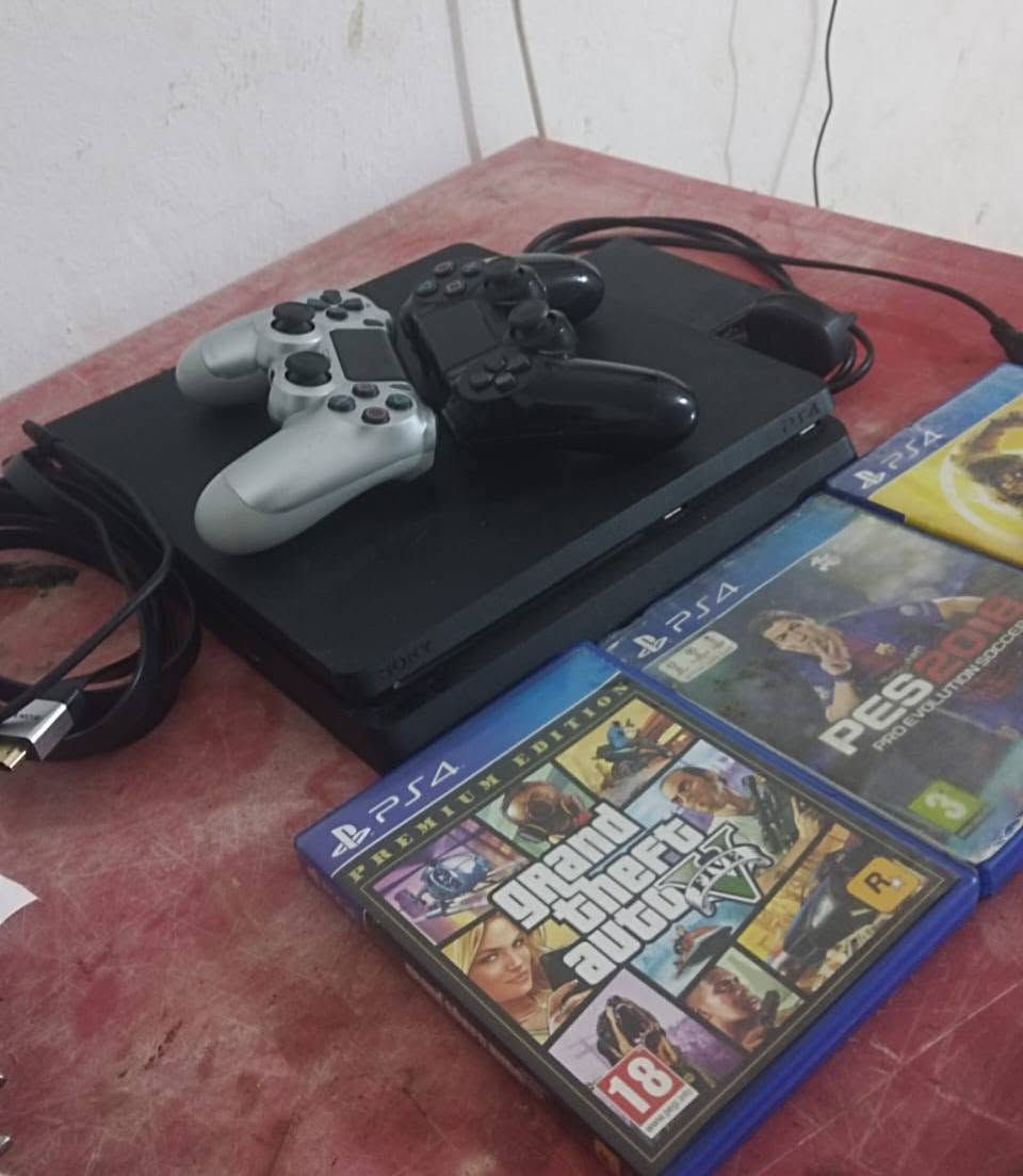 بلي فور ps4 سلم اونلاين جوستك اصلية وثانية جديدة مساحتة مع موسع تخزين 1000 كيكا 3 اقراص وياه جي تي اي وبيس 2018 وبداخله كذلك العاب فيفا وغيرها وتكدر تنزل بداخله مع كيبل شحن الجهاز نضيف ومابي اي خلل نهائياً وما مشتغل هواي السعر 325 

***********
