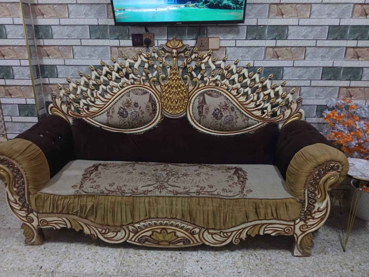 سلام عليكم عندي هاذه التخم مستعمل التخم 10 مقاعد نضافته التخم 70 بل 100  السعر 200 وبي مجال  هاذه رقمي *********** مراسله فقط واتساب
