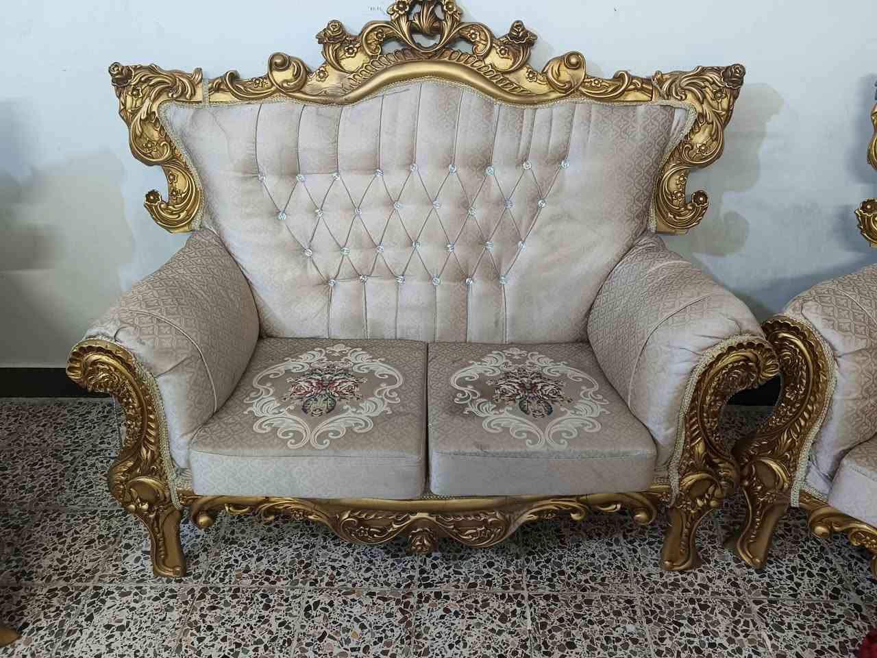السلام عليكم 
تخم ملكي عشر مقاعد نظيف جدا 
مكان الامين الثانية شهداء النفط
 السعر ٤٠٠ وبي مجال 
***********
