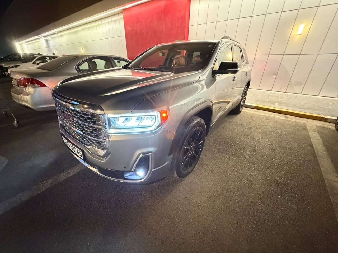 GMC Acadia 2023: 
الفئة: SLE
 حادثها جاملغ بارد والبنيد مبدل
 والرصعة الخلفية موضحة بلصور 
 المحرك: T2000
  ناقل الحركة: أوتوماتيك 9 سرعات
  ويل 22كروم
 نظام الدفع: AWD / FWD
 نظام اختيار وضعيات القيادة
 نظام Active Fuel Management لتوفير الوقود
 نظام Start/Stop مع إمكانية إيقافه

المواصفات الداخلية والترفيهية:
✅ مقاعد جلد
✅ مقاعد أمامية كهربائية
✅ تدفئة المقاعد الأمامية
✅ مقاعد خلفية منفصل
✅ تتسع حتى 6–7 ركاب حسب ترتيب المقاعد
✅ شاشة لمس 8 إنش
✅ نظام ملاحة Navigation
✅ Apple CarPlay & Android Auto لاسلكي
✅ Bluetooth وUSB
✅ نظام صوت Bose Premium 
✅ تحكم بالمقود للصوت والمكالمات
✅ مثبت سرعة
✅ تشغيل عن بُعد
✅ دخول وتشغيل بدون مفتاح
✅ تكييف أوتوماتيك متعدد المناطق

مواصفات الأمان:
🛡️ فرامل طوارئ أوتوماتيكية
🛡️ تحذير من الاصطدام الأمامي
🛡️ تنبيه النقطة العمياء
🛡️ تنبيه حركة المرور الخلفية
🛡️ Lane Keep Assist للمحافظة على المسار
🛡️ تحذير مغادرة المسار
🛡️ تنبيه مسافة السيارة الأمامية
🛡️ كشف المشاة الأمامي
🛡️ إضاءة IntelliBeam أوتوماتيكية
🛡️ كاميرا خلفية وحساسات 

المواصفات الخارجية والعملية:
✅ باب خلفي كهربائي Hands-Free
✅ جنوط ألمنيوم
✅ إضاءة LED
✅ مرايا كهربائية
✅ الصف الثالث قابل للطي 50/50

مكان السياره بغداد حي العامل
للاستفسار الاتصال على الرقم فقط
***********
