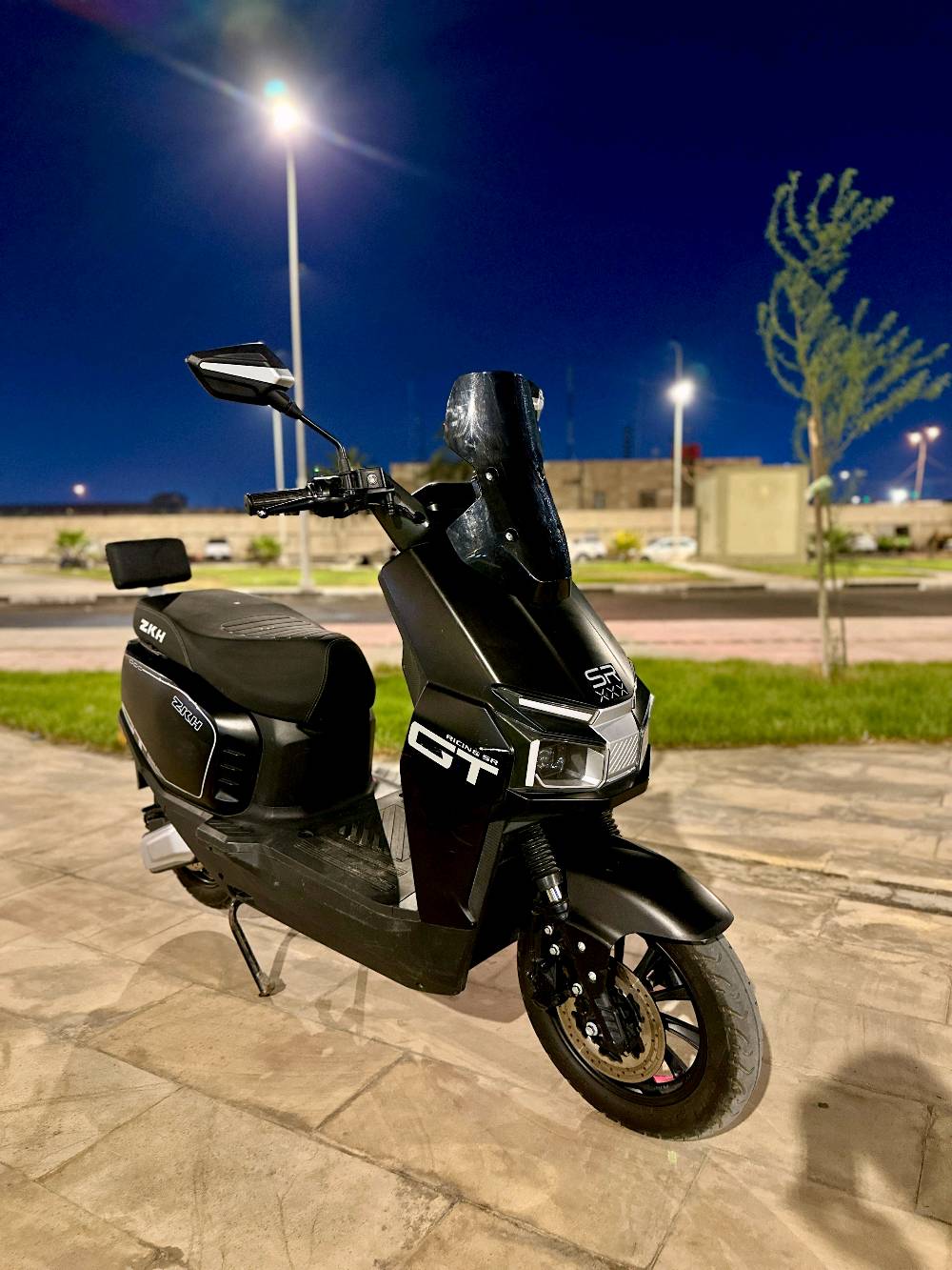 دراجة صاعقة  ZKH للبيع في البصرة 2026 شكل مميز 
فوول مواصفات  
⚫️6 بطاريات 32 امبير  نوعية كرافين
⚫️ تمشي بالشحنة الواحده 60  كيلو تقريبا أو أكثر حسب السرعة
⚫️ الكشن طبي 
⚫️ ضد الماء 
⚫️شاشة ديجتال 
⚫️ نضام 3 سرع والسرعة 
السرعة القصوى 80 حقيقي 
 تشغيل بصمه  وسويج 
⚫️ كهربائيات كلهن شغالة بيها رباعية 
لايت زنون عالي وناصي وبگ لايت 
هورن عالي وأشاير يمنى ويسرى 
⚫️ دبل اشارة
⚫️ بلوتوث عالي 
⚫️ شحن سريع شاحنة اصلية 
⚫️ نضام ال R  
⚫️ نضام مثبت السرعة 
⚫️ الملف 2000 w حقيقي 
⚫️ نضام حساسات جانبية وخلفية 
مانع للسرقة 
⚫️ صندوق كبير داخلي
⚫️ غراضهة شاحنة و مرايات
🔴السعر :  800 وبيهة مجال حگ الجية 

العنوان : البصرة : الامن الداخلي

الرقم : ***********