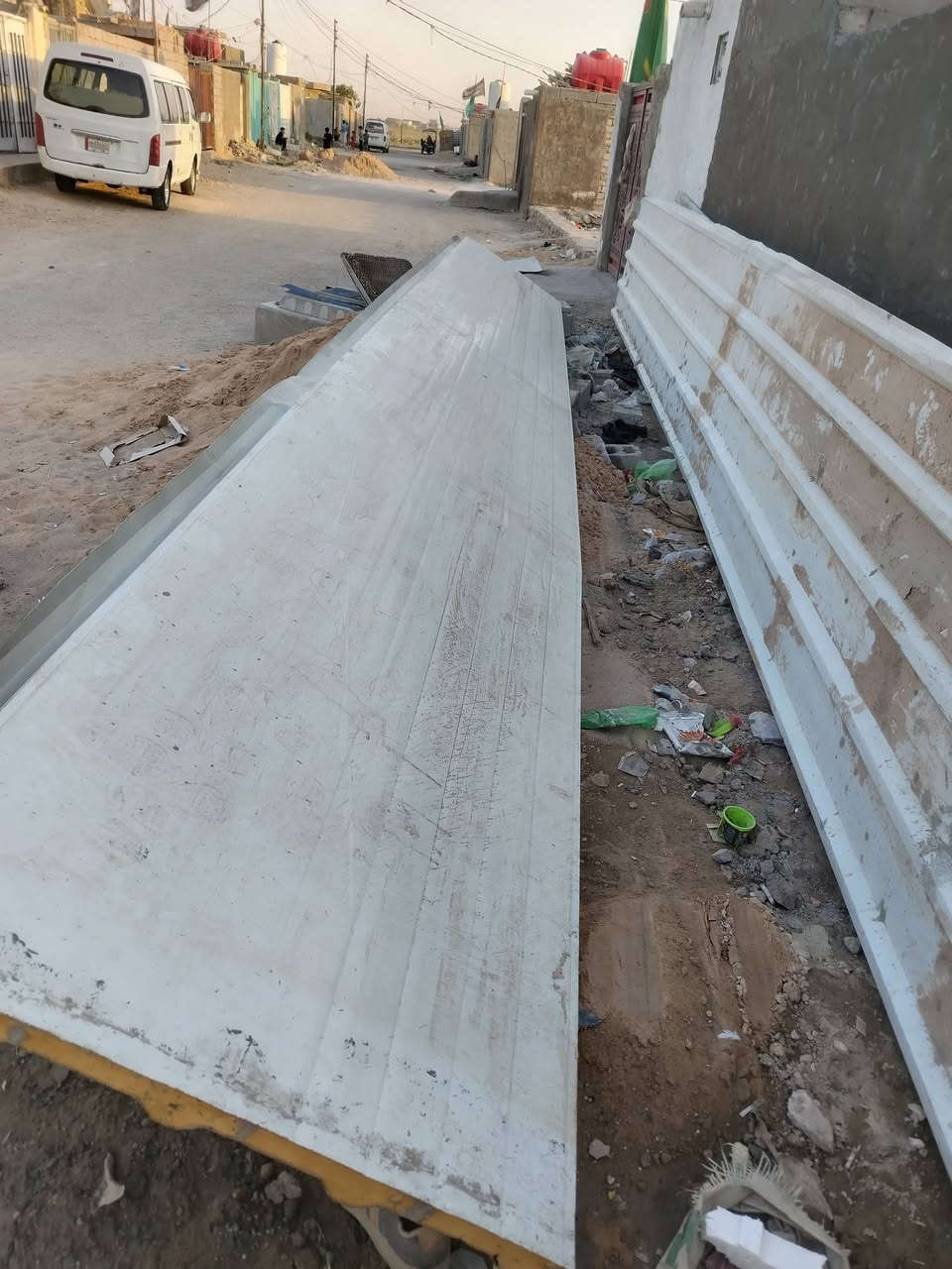 السلام عليكم سندويجات للبيع قطعتين 8 م+قطعتين 3 م بيبان ثنين + تانكي المكان النجف عمود 122 طريق يا علي الاتصال ع الرقم ***********
