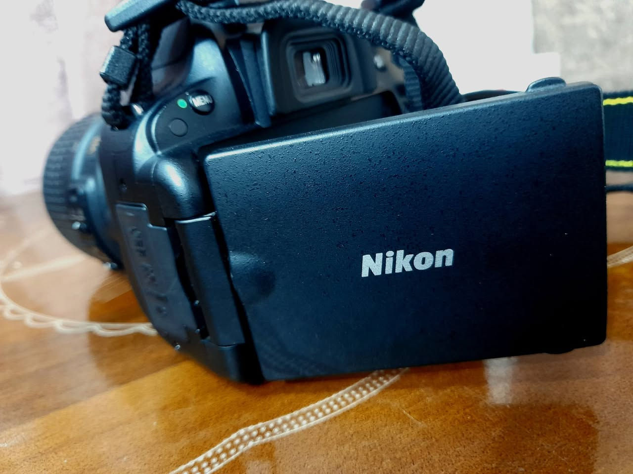 كاميرا نيكون Nikon D5100
شتر قليللل جدا يعني استخدام قليل بشكل مقارب للجديد نظافة 99% اذا مو 100% اصلاً 

- دقة 16.2 ميغابكسل.
- مستشعر CMOS بحجم APS-C (DX).
- تصوير فيديو Full HD 1080p.
- شاشة متحركة قياس 3 إنج.
- نظام تركيز تلقائي بـ 11 نقطة.
- تصوير متتابع بسرعة 4 صور بالثانية.
- حساسية ISO من 100 إلى 6400 (قابلة للتوسيع إلى 25600).
- تدعم التصوير بصيغتي JPEG و RAW.
- فلاش داخلي مدمج.
- مدخل مايكروفون خارجي.
- تدعم بطاقات SD / SDHC / SDXC.
-  وياها العدسة الأصلية 18-55 .
وياهه كل الملحقات الجنطة والحزام والبطارية والشحن الاصليات مال شركة نفسهه وحته عقد شراء من الشركة نفسها عندي 
سعرهه مناسب جداً وبيها مجال للجاد متواجد واتساب فقط *********** 

الكاميرا مناسبة للتصوير الفوتوغرافي وتصوير الفيديو . الكاميرا جوكر حرفياً تفيد المحترف تفيد المبدئ وتشتغل وياك فيديو وصور بدقة خرافية.
