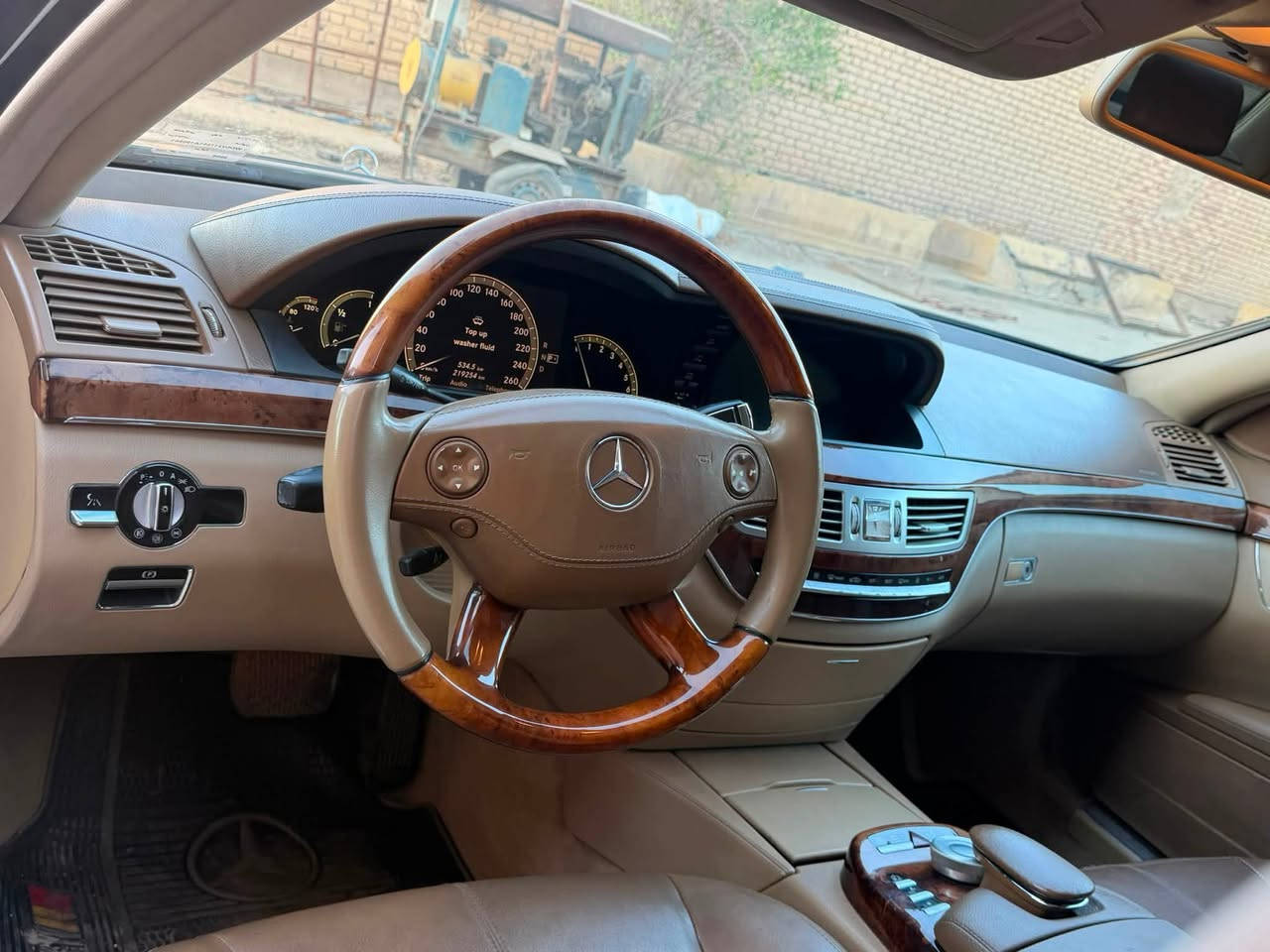 السلام عليكم 
S350
موديل 8  محدث 13 خليجي  فول الفول 
 باب طويل 
بانوراما مو سلايت 
ناظور ليلي 
كشنات خلفيه كهرباء 
٥ بردات كهرباء 
الداخل بالجيس. والسياره جانت بعمان  مو بالعراق
تخم تاير جديد 
رقم بغداد باسمي  
***********

