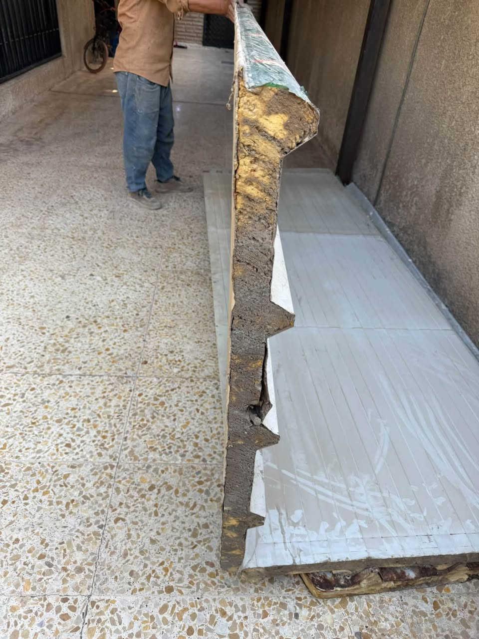 السلام عليكم 
عندي قطعة سندويج سقفي 
الطول 3 متر 
مستعملة نظيفة كلش 
زادت عندي 
اريدها ب 25 قفل 
مكاني بغداد شارع المغرب 
***********
