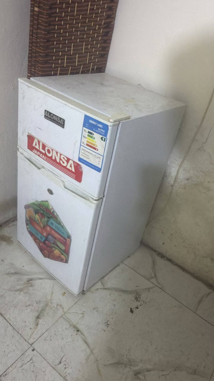 طباخ كريازي نظيف جدا للبيع و طباخ ايطالي نظيف جدا وثلاجه أسعار هن مناسب جداً للاتصال ***********
