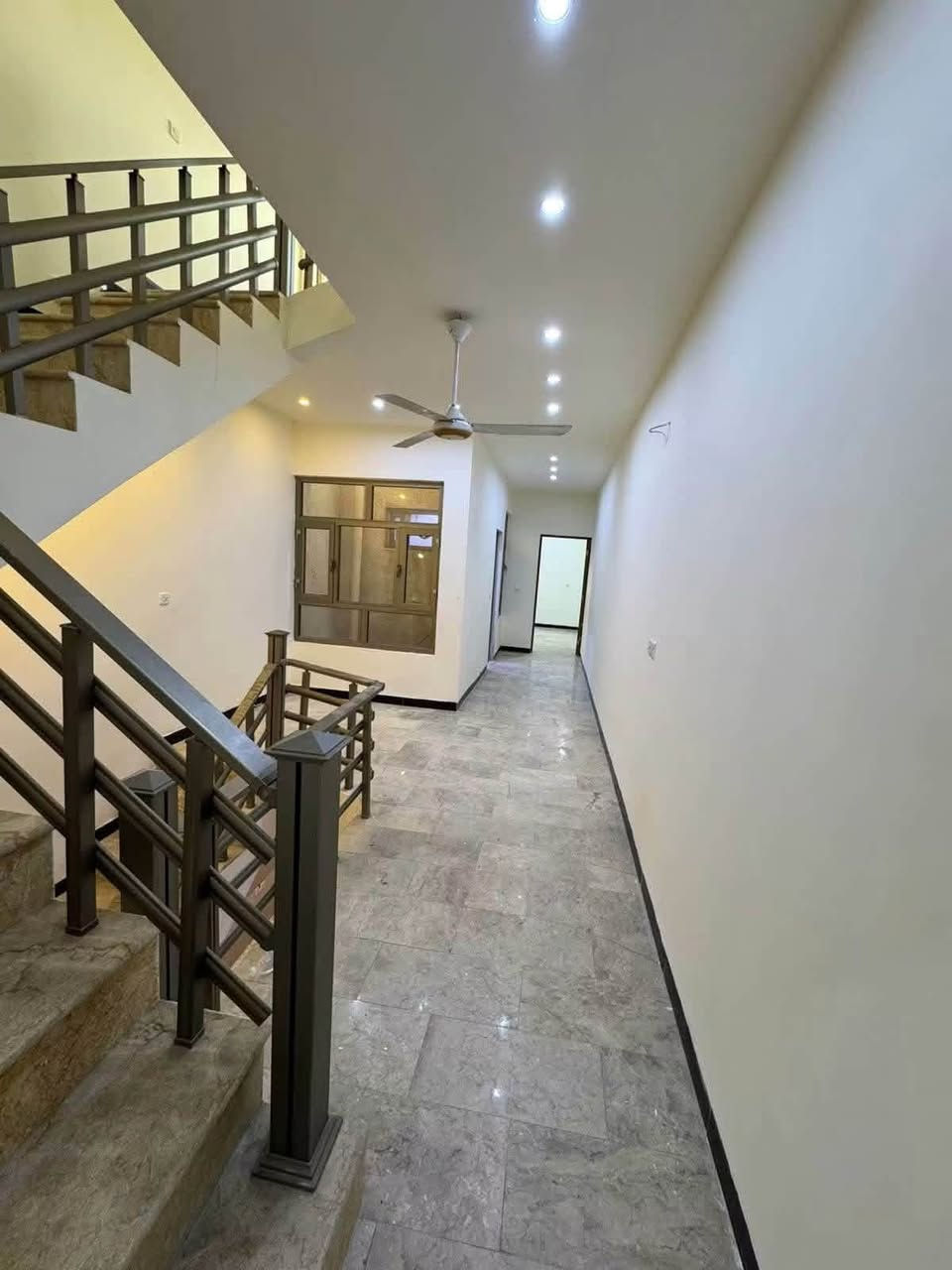 🏡 للإيجار في السيدية
📍 الموقع: السيدية – شارع النخل
📐 المساحة: 100 م²

✨ مواصفات العقار:
▪️ 3 غرف نوم
▪️ صالة
▪️ مطبخ
▪️ خدمات

💰 بدل الإيجار: 1,200,000 دينار
🔸 يوجد مجال بسيط للتفاوض

📌 العقار متوفر لدى مكتب حلم عقاري

📞 للتواصل والاستفسار:
***********.
