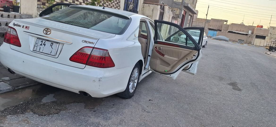 سلام عليكم... 
شاهينه عدله للبيع موديل 2005 ،شاصي182 محرك 3000 مرغوب
لون ابيض
3دگم
فتحة
ثلاجة بردة خلفيه 
6بصمات بقية مواصفات 
رقم بصرة بأسمي مداور ثاني مااسوي وكالة. 
مكلف بالنشر رقم البائع 
***********
مكان السيارة النجف
السعر 150$
