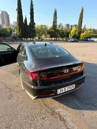 سوناتا للبيع سوناتا وارد أمريكي م20  ماشيه 120mil  بيه قطعتين صور حادث...