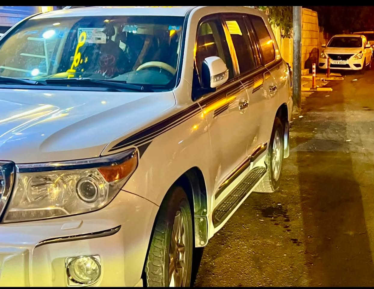 السلام عليكم لاندگروزر موديل  14  رقم بغداد  6 سلندر تحويل مباشر باأسمي السيارة ابريم فتحة سقف تبريد 3 قطع سيارة فول الفول جديده جدآ سيارة 1/1 
ملاحظه//  بيها مكانين بارد  جدآ بسيط  

الاستفسار الاتصال / ***********
