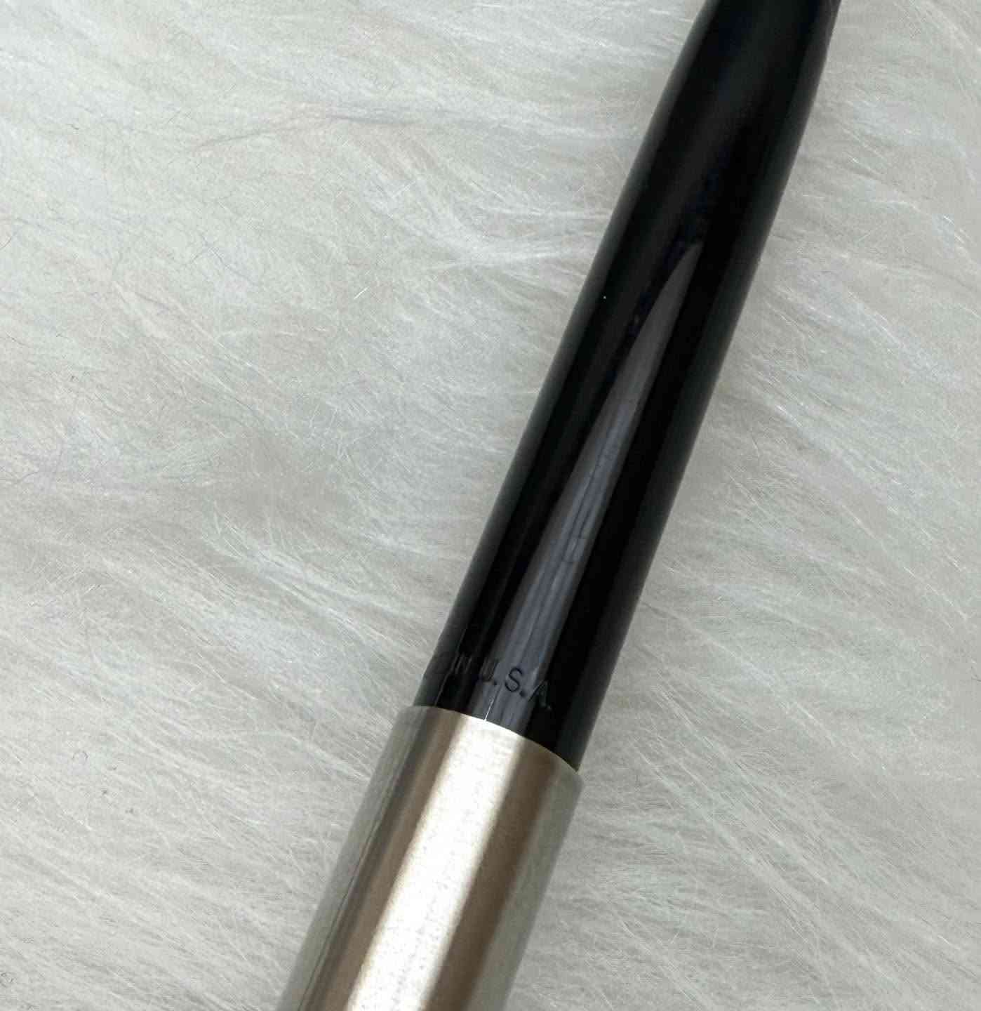 SHEAFFER 
سيت شيفر 
حبر و جاف 
غطاء ستيل والبدن بلاستك
ريشة (سلاية) ستيل
(بستم) بم
انتاج سنة السبعينات
حجم الخط F
جديد غير مستخدم
مع العلبة الاصلية 
للاستفسار المراسله على الواتساب او الاتصال بالرقم  *********** 
يوجد خدمة توصيل داخل بغداد و محافظات #محافظات
