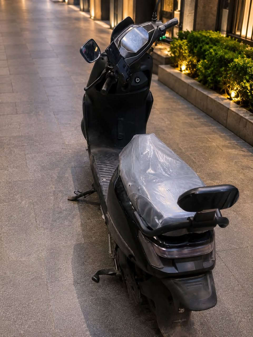 * الموديل: E9
* العلامة الأقرب: Max Wheel
* اللون: أسود
* المحرك: 300 واط حسب مواصفات Max Wheel E9
* السرعة القصوى: حوالي 25 كم/ساعة
* المدى بالشحنة: حوالي 20–25 كم
* حجم الإطار: 8.5 إنش
* الحمولة القصوى: 120 كغم
* الشحن: تقريباً 5–6 ساعات
* الفرامل: كهربائية + قرصية
* التعليق: امتصاص صدمات خلفي
* الإطار/الشاصي: سبيكة ألمنيو
الاستفسار اتصال 📞 ☎️ ***********
