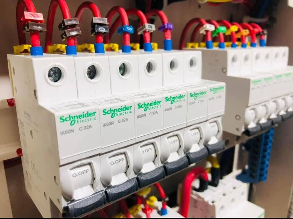 ⚡ تأسيس كهرباء - شغل هندسي مرتب مو حرق وتلزيك 👷‍♂️
شوفو شغلنا بالفيديو 👆 شغل نظيف ومخطط هندسي 100%

من أساس البيت للسقف كلشي محسوب:
🔹 تأسيس نقاط كهرباء حسب الخريطة
🔹 تمديد وايرات اصلية - سيمنز / الفنار
🔹 بوكسات و بوردات مرتبة ومو مخفية عشوائيا
🔹 توزيع انارة سبوت لايت + ليد مخفي
🔹 تأسيس ستلايت وكاميرات وانترنيت

✅ شغلنا ضمان وسلامة
✅ ما نترك جوين ولا واير مكشوف
✅ نستلم بيت عظم ونسلمك جاهز

📍 كربلاء - نغطي جميع المناطق
📞 للاستفسار والمعاينة: ***********

اساس متين وفنش نظيف 👷‍♂️
عمار كربلاء - للمقاولات العامة

#تأسيس_كهرباء #كهربائي_كربلاء #مقاولات_كربلاء #تشطيب_بيوت #عمار_كربلاء

نص مكتوب في الصور:
- عمار كربلاء للمقاولات الكهربائية تأسيس كهرباء - شغل هندسي مرتب حلول كهربائية احترافية • تنفيذ وفق المعايير الهندسية تركيب الأسلاك والكابلات بجودة عالية تركيب وصيانة صناديق التوزيع التزام كامل بقواعد السلامة والأمان للتواصل والاستفسار *********** خدمة 24/7 كربلاء - العراق ضمان • دقة • سرعة في الإنجاز