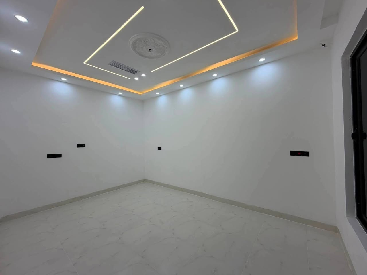 اعلان 2132
دار للبيع 100 متر طابق ونص يحتوي على غرفتين نوم ودرج داخلي وبناء حديث فول مواصفات طابو ملك صرف قريب من كامل الخدمات 
في كركوك - اسرى مفقودين - قرب جامع القباء
السعر : 103 مليون وبي مجال 
للاستفسار ***********
