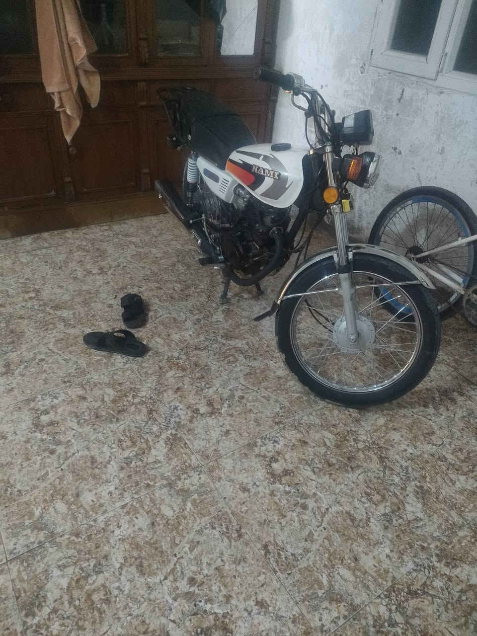 اربع قير تعمير 27 كل الغراض 27 الشاصي 14 اصولي بس المكينه ما بدلت اثنيناتها سوداء ما اعرف اسمها السعر 650 مكان كربلاء ***********
