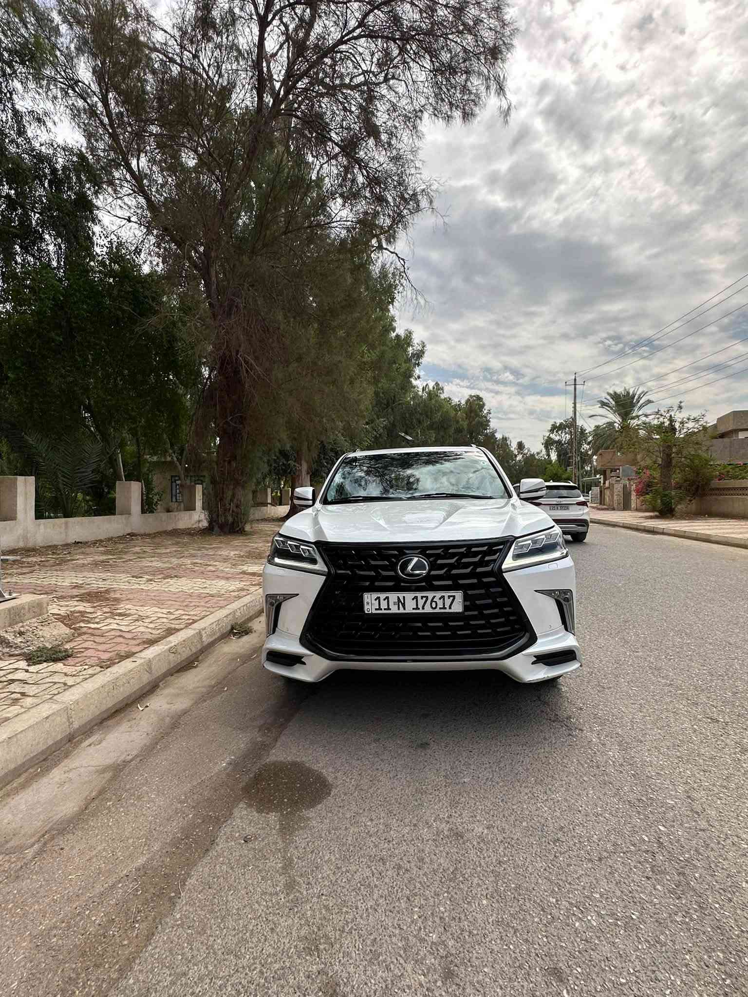 السلام عليكم للبيع لكزز موديل 2020
لكزز فول مواصفات LX 570 
سوبر سبورت 
شركة بريم اصل 
داخل قرميدي 
جكات تصعد تنزل 
جميع الكشنات كهرباء 
كشنات تدفئه تبريد 
رادار 360 درجة 
5 كامرات 
صندوق كهرباء 
سلايت 
ثلاجه 
تحكمات ستيرن 
سايد بريك كهرباء 
3 شاشات 
ستيرن كهرباء 
كشن ذاكرة 
دوسات ليزريه 
تحديد مسار 
ماشية 69 الف حقيقي 
مكينه كير كفاله عامه بحالة الوكاله 
السيارة كفاله عامه ماعده اصبع بي دي ار موضح بالسونار مرفق مع الصور 
تخم تاير تخم دسكات 
باقي المواصفات معروفه مال لكزز 
رقم بغداد بسمي تحويل ثاني 
هزة وسنويه جديده 
مكان السيارة ديالى المقدادية 
السيارة جديده بحالة الوكاله شرط 
ما شاء الله 
***********
