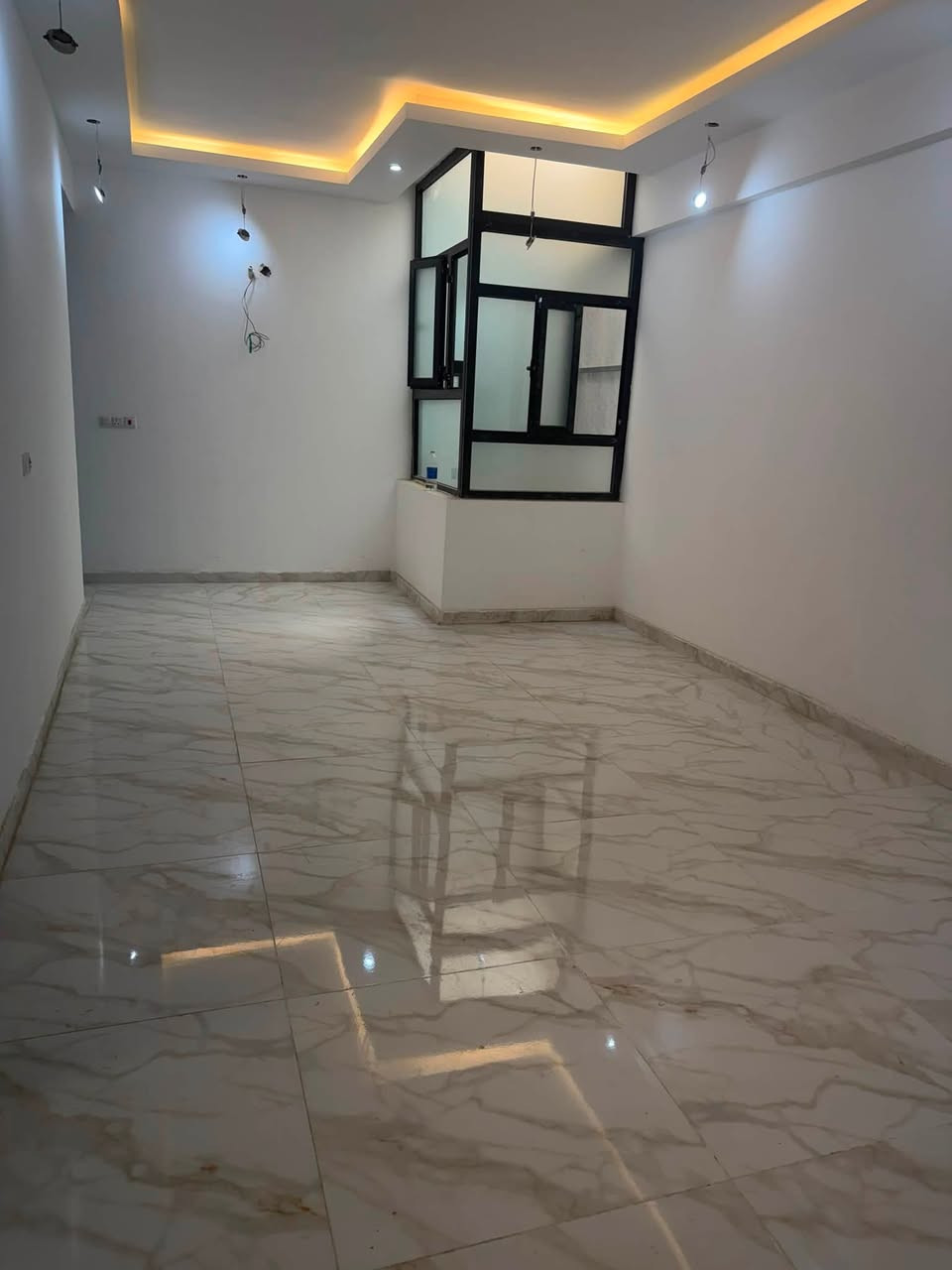 ✨ فرصة مميزة للسكن والاستثمار في موقع راقٍ ومميز جداً

📍 الموقع: بغداد – السيدية، شارع الضباط
🏢 مجمع درة السيدية
📐 المساحة: 142 م²

الشقة تتكون من:

* 🛋️ صالتين
* 🛏️ 3 غرف نوم
* 🚿 2 حمام
* 🍳 مطبخ
* 🧺 غرفة لوندري

⭐ مميزات المجمع:

* 🛗 مصاعد
* 🚗 بارك سيارات كبير
* 🛡️ سكيورتي وحماية
* 🔐 بوابات ذكية
* 📍 موقع مميز وسهل الوصول

🏠 الشقة جديدة وغير مسكونة، ومناسبة جداً للعوائل  و بموقع مميز.

💯 التواصل مباشر مع صاحب الشقة
🚫 بدون دلالية
🚫 بدون وسيط
✅ لا توجد أي عمولة أو أجور دلالة

📞 للاستفسار ومعرفة السعر والتفاصيل، ***********
***********

