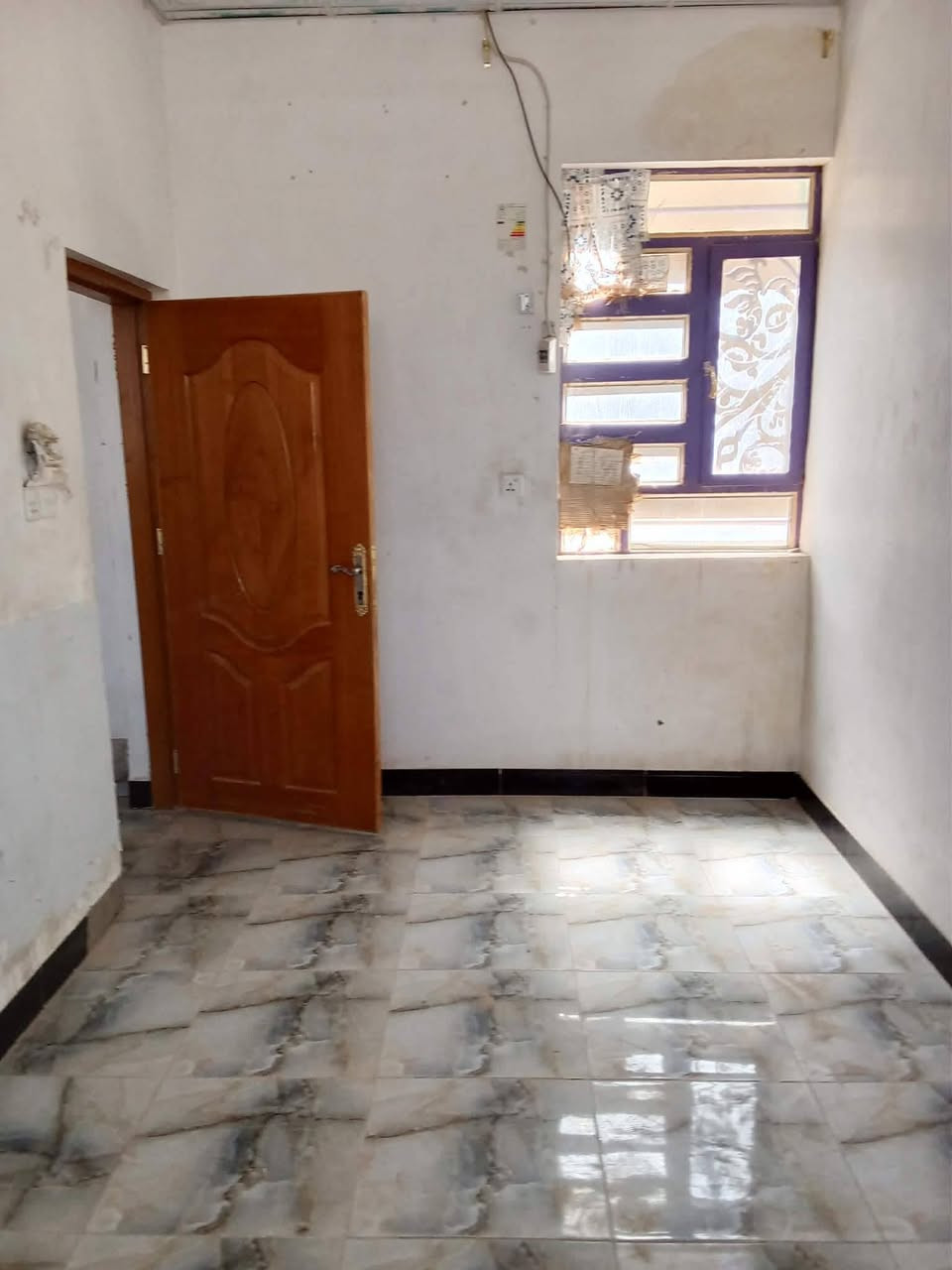 بيت ايجار 50 متر حي نداء قرب مدرسه الفرقان ايجاره 250
بي 3 غرف صالتين مطبخ وصحيات بي سخان وماطور وتانكي***********
