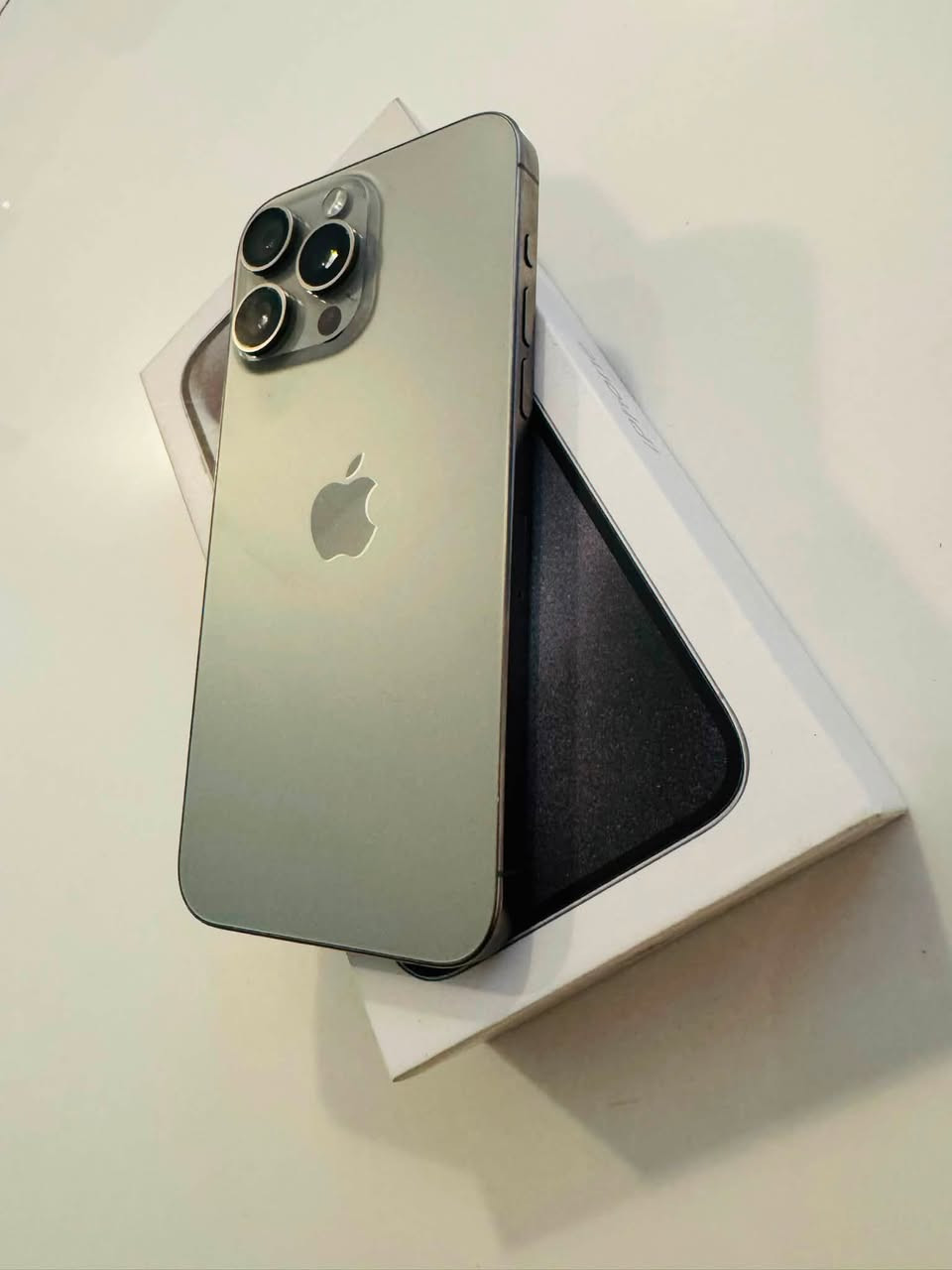 ايفون 15 برو ماكس 🩶
ذاكرة 256 / بطارية 95%🔋 
ماستر شرق اوسط ويا كارتونتة مطابقة ☑️
كُلشي ممبدل بي وتر بروڤ / الجهاز كُلة شغال فيس ايدي شغال ✨
سعرة 975 🔒💸 / مكاني بغداد بلديات 
هـ / *********** موجود واتساب كذلك
