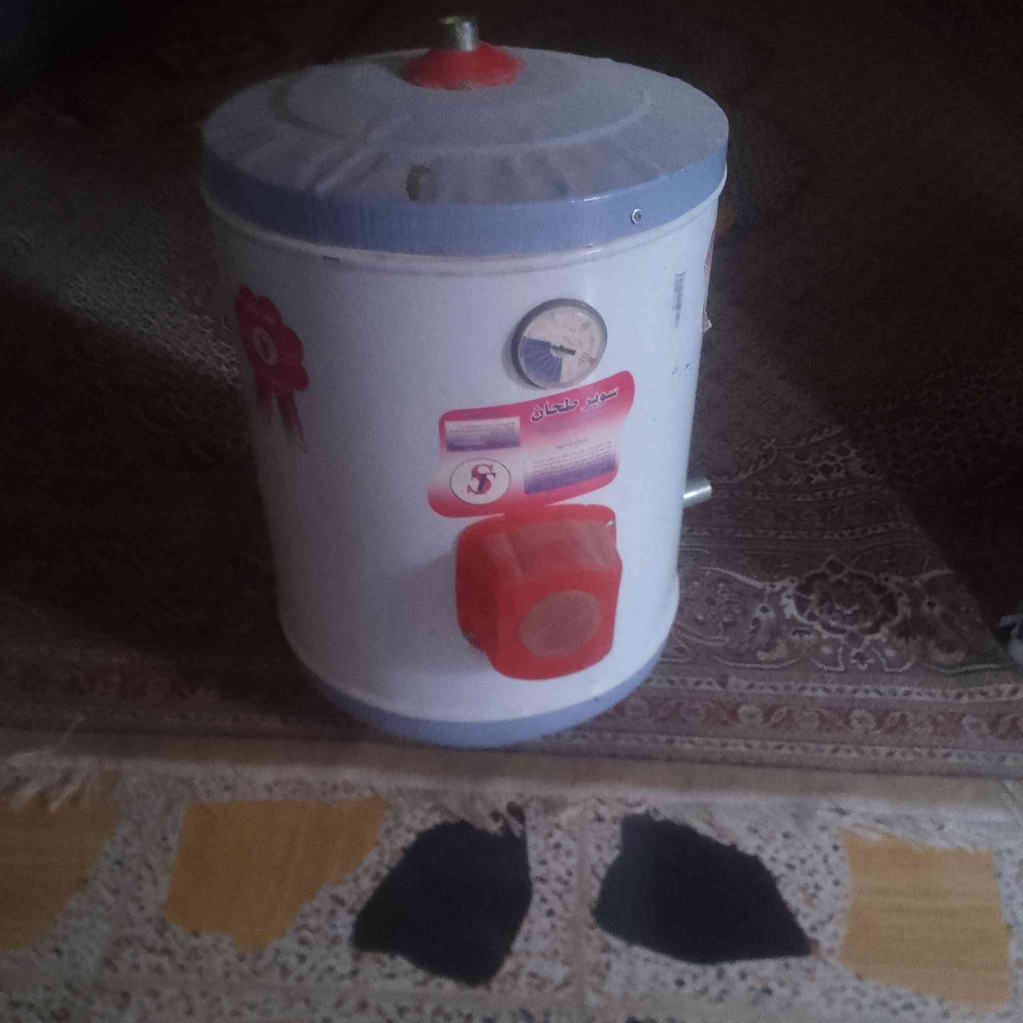 غراض للبيع مكاني خضر كيزر شرط نظيف مامستعمل ماطور شغال شرط اوفن شغال
استفسار خاص او واتساب واني خادم 
***********
