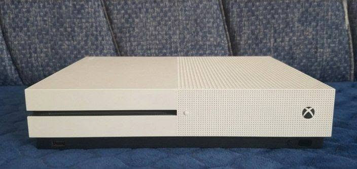 ​الماركة (العلامة التجارية): مايكروسوفت (Microsoft - Xbox)
الموديل: إكس بوكس ون إس (Xbox One S)
​لون الجهاز: أبيض (Robot White)

فرصة ممتازة لعشاق الألعاب والونسة! 🔥🎮
​للبيع جهاز Xbox One S نظيف جداً بحالة الزيرو (ما مفتوح أو مصلح أبداً)، يجي ويا كامل ملحقاته الأصلية + جوستك شغال 100%.
​الجهاز جاهز للعب فوراً ومحمل بأقوى الألعاب عالمياً (حسابات مشتركة جاهزة):
​🚗 GTA V Online (عالم المافيا والأونلاين بدون حدود)
​⚔️ Elden Ring (لعبة السنة وأقوى تحدي)
​🔫 Call of Duty 2 (الأكشن والإثارة)
​💰 السعر: 200 ألف دينار فقط! (سعر قمة بالأنسب مقابل النظافة والألعاب).
​📍 العنوان: الناصرية - خلف الكراج الموحد. ***********
​🚀 الجهاز قمة بالنظافة واستخدامه راقي، لا تفوت الفرصة وتواصل وياي هسا قبل لا ينباع!
