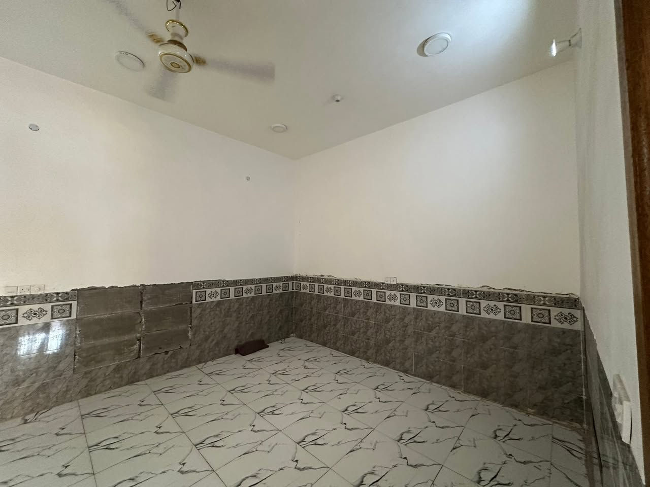 دار سكن طابو صرف في ( حي الأمير الثاني )
خلف بيت ( سلوان خالد فرمان )

مساحة ١٥٠ م - ماء - كهرباء - (( شارع بعرض ١٥ م ))
بناء طابوق - سقف صب كونكريت-( غرفة نوم واحدة)
( بناء درجة اولة )(( تحويل مباشر ))

للاستفسار مراجعة مكتب غازي للعقار
   واسط - الزبيدية - قرب أفران المائدة  *********** 
***********
