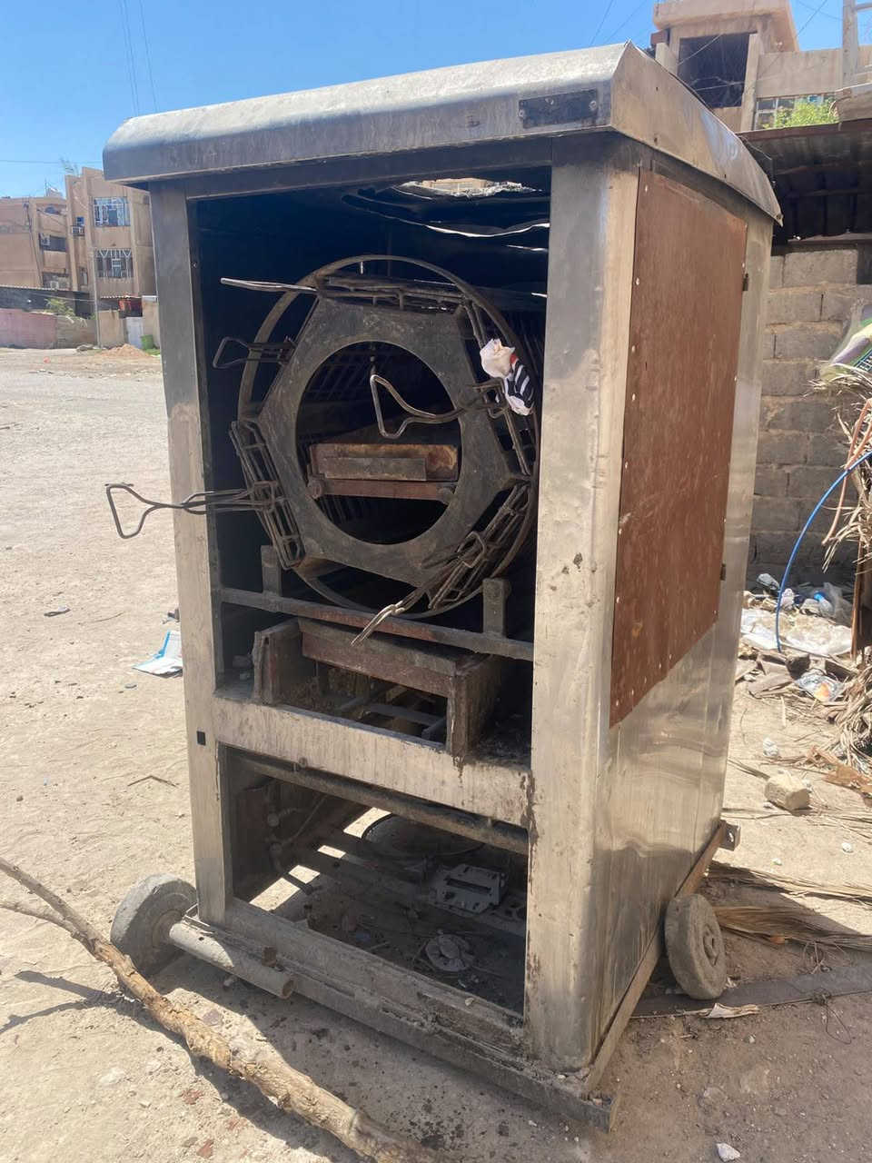 شوايه غاز وفحم تحتاج ترتيب 200 الف
طباخ + كريل ثقيل سعره 75 
شراي اتصل مكانهن سكندريه مجمع حطين 
***********
