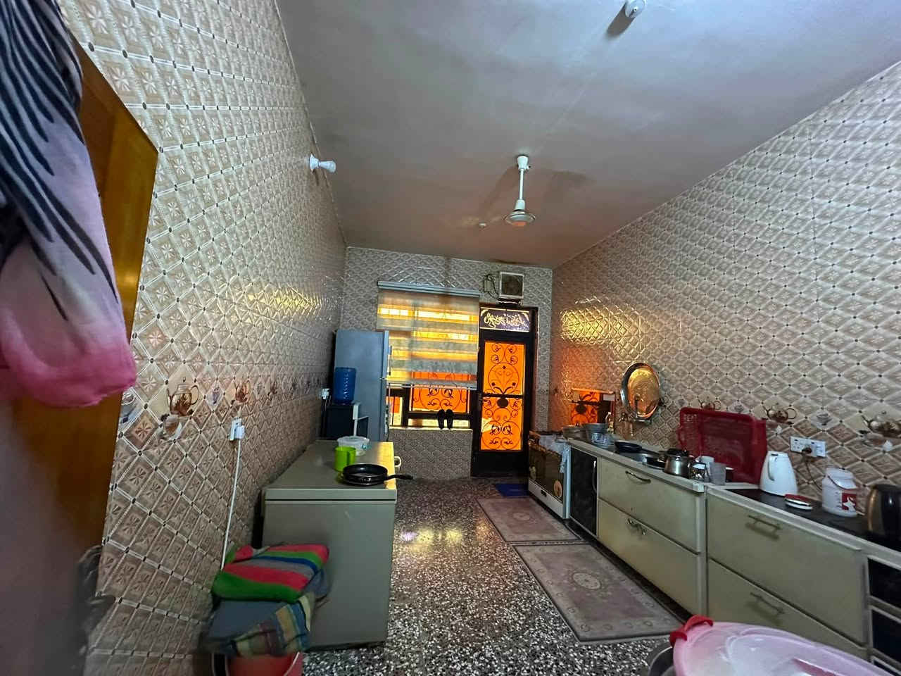 دار سكن طابو صرف في ( حي الأمير الأول ) 
بجانب بيت أستاذ ( حبيب حسين خليل  ابو سجاد )

مساحة ١٦٥ م / وجه ٧ ونص م / نزال ٢٢ م 
بناء بلوك - سقف صب كونكريت 
(( طابقين ))
طابق أول :- ٢ غرف نوم - صحيات داخلية + خارجية
طابق ثاني :- ٢ غرف نوم قيد الأنشاء 

كل الخدمات متوفرة - ماء - كهرباء - تبليط - انارة 
مجاري - ((( شارع بعرض ١٥ م )))(( تحويل مباشر ))

للاستفسار مراجعة مكتب غازي للعقار   
واسط - الزبيدية - قرب أفران المائدة  *********** 
***********
