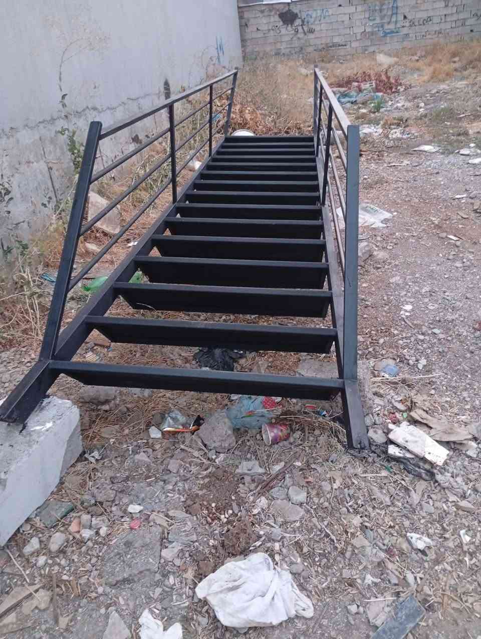 4.5م درێژە
1م پانە
30سم پلیکانەکان پانن
ئاسن و پلێتی کۆنە  زۆر تۆکمە و باشە
ناونیشان ڕانیە
***********
