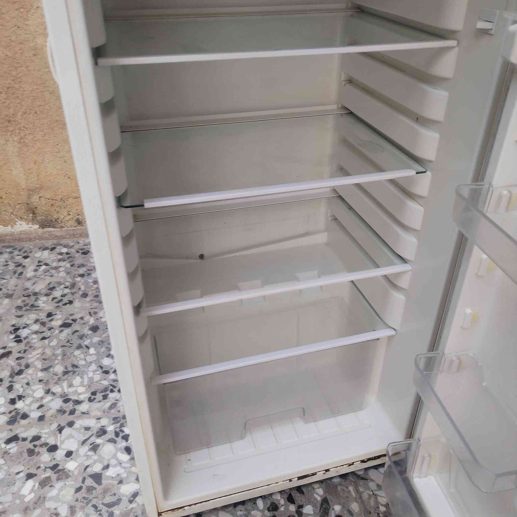 ثلاجة • حجم وسط • نضيفة