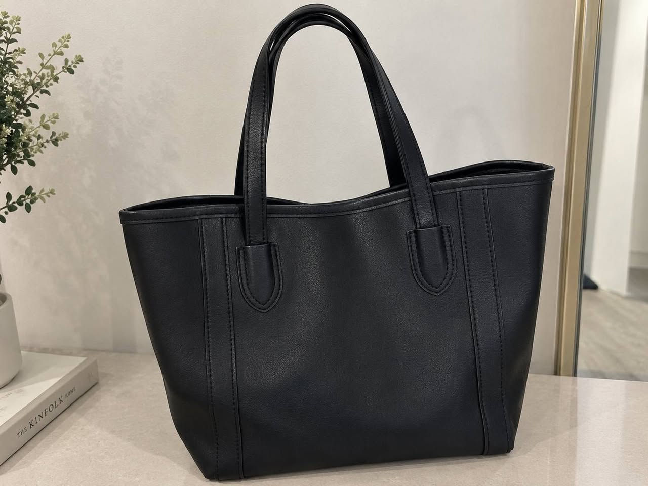 متوفرة حقائب بسعر جداً  مناسب. 🔥🔥
للحجز: انستا:by_noora_bags 
تلكرام: by_noora_bags
واتساب :***********
 #متجر_عراقي #تسوق_اونلاين #بغداد #حقيبة #تنسيقات #جامعة

نص مكتوب في الصور:
- إطلالة جامعية ♡ إطلالة أنيقة للعمل ♡ إطلالة يومية مريحة ♡ إطلالة ناعمة ♡ إطلالة كلاسيك ♡ بسيطة .. أنيقة .. تناسب كل إطلالاتك ♡
- مناسب للجامعة
- بلوزة بيضاء
- بليزر بيج
- جينز واسع
- سنيكرز أبيض
- لليوم الدراسي
- كنزة سوداء
- بنطلون واسع بيج
- أنيق وعملي
- قميص أبيض
- كارديجان رمادي
- بنطلون أسود
- لوفر أسود
- شتوي دافئ ومريح
- كنزة أوف وايت
- معطف طويل
- ستايل بناتي بسيط ناعم وأنيق
- قميص مخطط
- تنورة ميدي
- باليرينا
- ستايل شبابي مريح وعصري
- تيشيرت أبيض
- جاكيت هودي
- بنطلون رياضي
- إطلالة كاجوال للجامعة أو المشاوير ♡ إطلالة يومية للجامعة ♡ تفاصيل بسيطة تصنع إطلالة كاملة ♡ إطلالة مريحة وأنيقة ♡ استايل ناعم وانثوي ♡ إطلالة مريحة للجامعة ♡