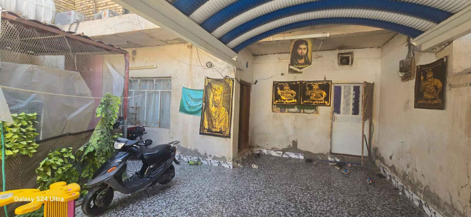 بيت للبيع : ٢٠٠ متر طابقين  العنوان : مغربة قرب مركز الشرطة  يتكون من : الطابق الاول (عگاده ) استقبال ومطبخ وغرفتين وصالة وحمام خارجي وحمام داخلي والطابق الثاني جديد صب كونكريت ٣ غرف وصالة وصحيات سعر البيع : ٢٦٣ وبيه مجال  ***********
