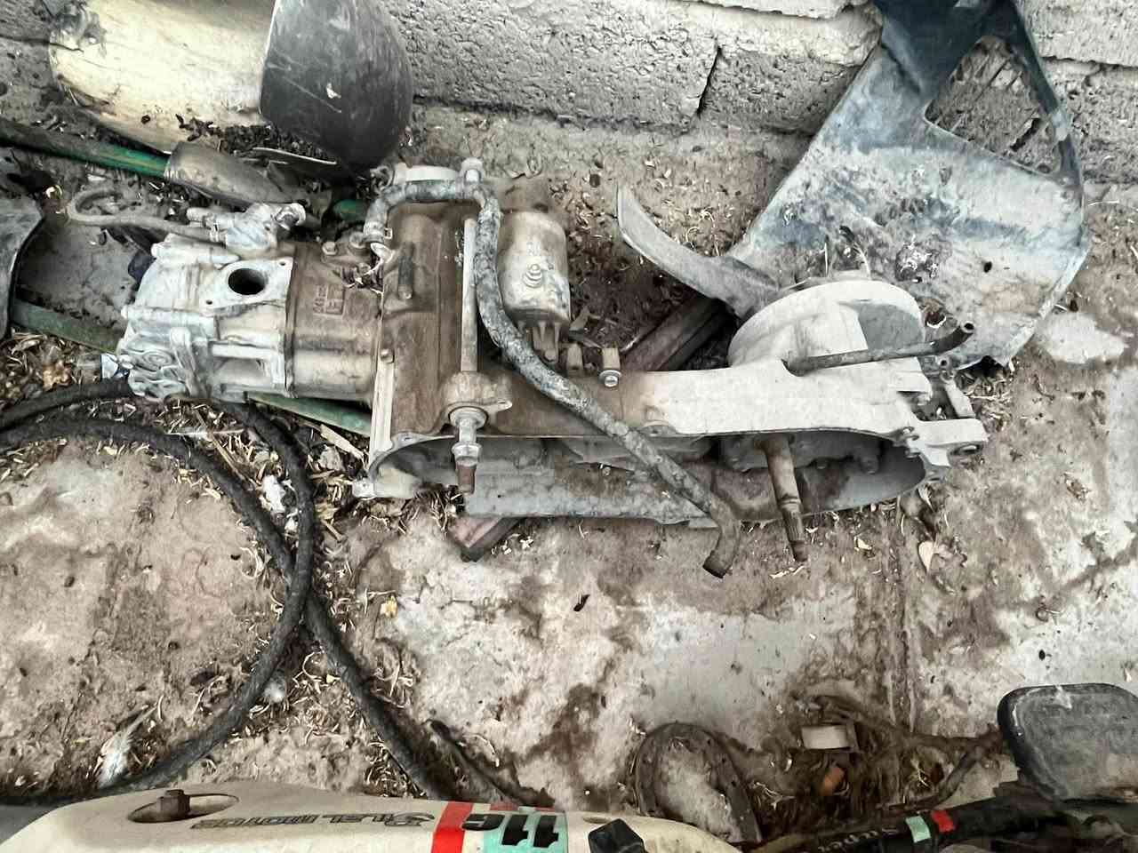 سلام عليكم فور سايد كايمة
كفرات امامي مكسرة أبيع كوم حديد 
كل غراضها موجودة بس مفصخة 
بغداد مدينة الصدر ***********
ب ٢٠٠ بيهة مجال
