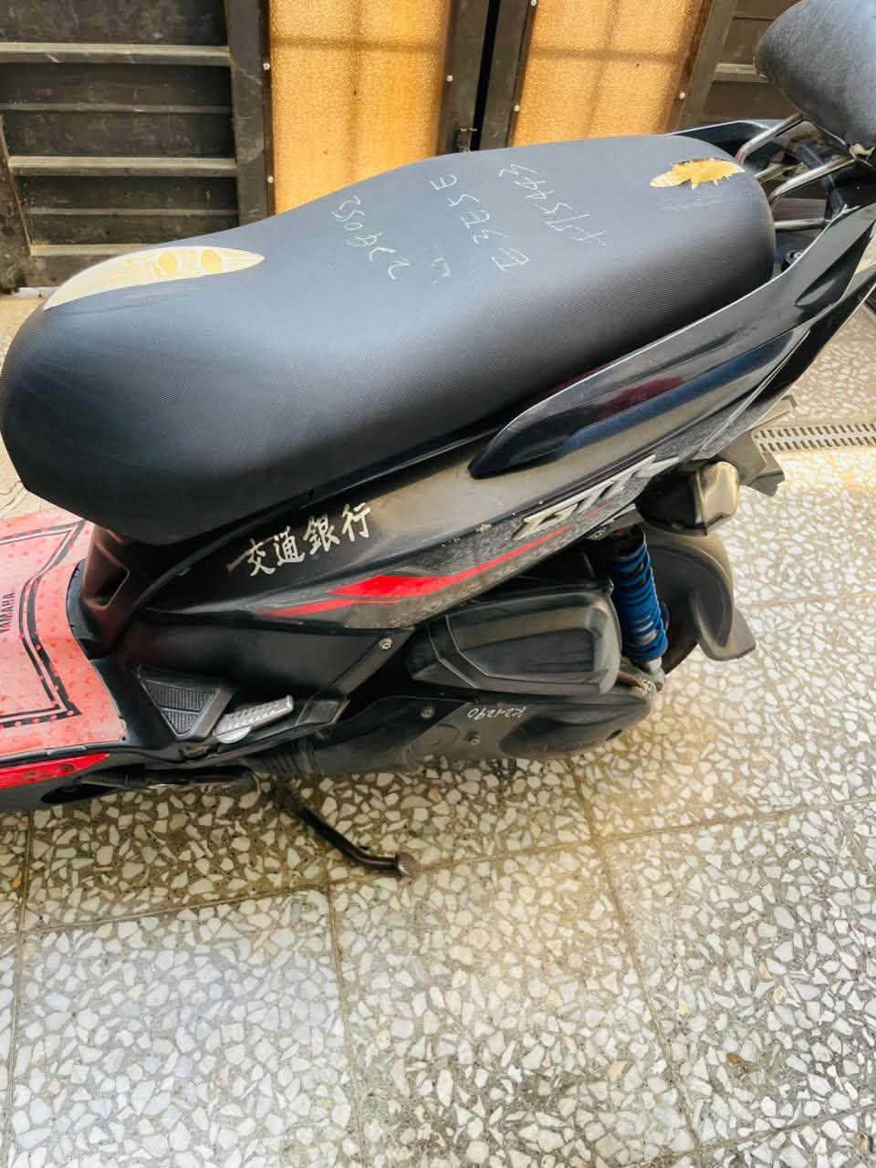 السلام عليكم 
دراجة ياماها GTR حديث مزودة تزويد خارجي مرتب 
الدراجة ما ماشية هواي خفايف 
بيهة تجوة بلادية مال الشركة مو تجاري +  يدات بانزين رياضي + يدات بريك رياضي + ويل كب رياضي ازرك بلادي + دبلات امامي رياضي بلادي + دبلات خلفي ازرق + فجوج فريندو رياضي  + مكينة نضيفة  دراجة ماواصلتهة سبانة ابد 
من الاخير دراجة ماشايفة المصلح 
دراجة متعوب عليهة كلة بانزين محسن 
دشبول شغال 
دوشمة كشن رياضي 
دراجة كاملة مكملة من كل النواحي ماتصرف عليهة ربع 
اوراق موجودة . ملاحضة دوشمة الكشن الي بالصور قديمة
السعر مليون و350 وبيهة مجال بسيط للشراية 
رجاءاً الي مو شراي انشالله تلكة احسن منهة بعشر مرات 
وربي يرزق الجميع 
المكان بغداد الشعلة 
للاستفسار *********** 
موجود واتساب فقط رسائل وماسنجر 
🤍🤍
