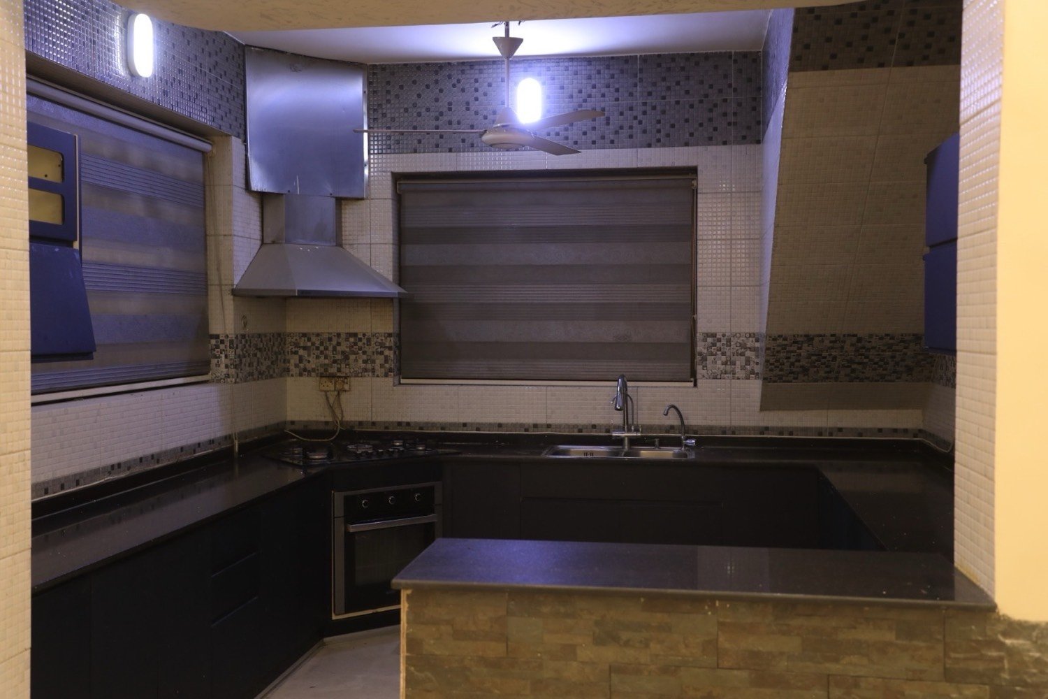 السلام عليكم
دار 🏠 للإيجار في منطقة الكرادة قرب ساحة الواثق يحتوي الدار على ثلاث غرف وصالة وصالة ضيوف معزولة مع خدماتها مع 4 حمامات ويحتوي على درج خارجي للضيوف ويحتوي على سبالت في كل غرفة وكراج يتسع سيارتين الدار جاهز من كلشي يصلح ان يكون سكني او شركة او مكاتب 

السعر 3،500$

للتواصل على الرقم

***********
