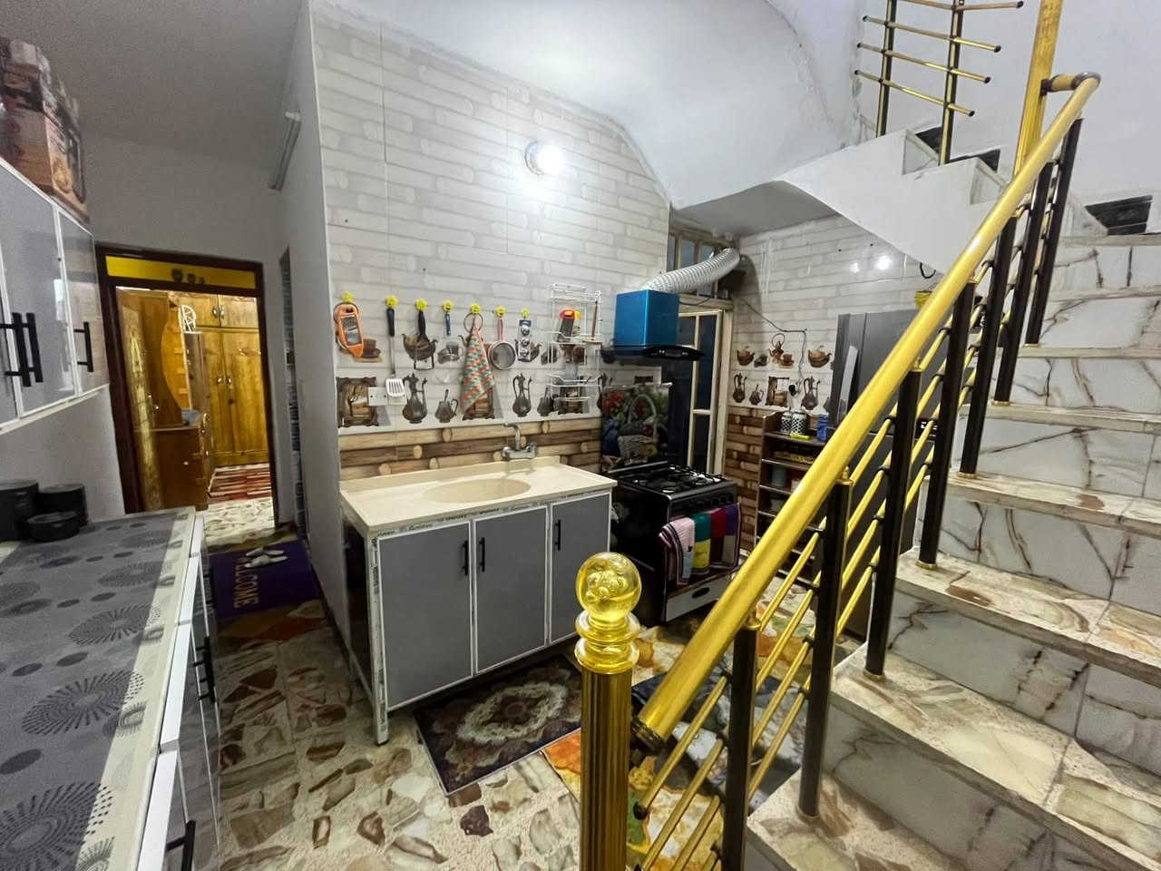 اعلان بيع منزل سكني 🏡
الموقع: بغداد - منطقة الدوانم - شارع أبو نزار

المساحة: 85 متر مربع
​تفاصيل المنزل
​الطابق الأول: مدخلان، صالة، غرفة نوم، وخدمات.
​الطابق الثاني: غرفة نوم، حولي (ممر/موزع وسطحي)، وسطح.
​للتواصل والاستفسار:

📞 ***********
