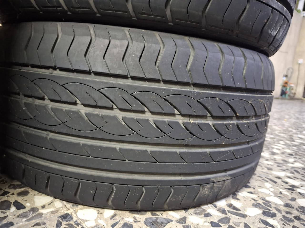 للبيع اطارات 2 سايز قياس الخلفي 275/30/ZR20 الامامي 245/35/ZR20 نضيفات كلش مكاني دوره *********** وتساب يوجد توصيل .

