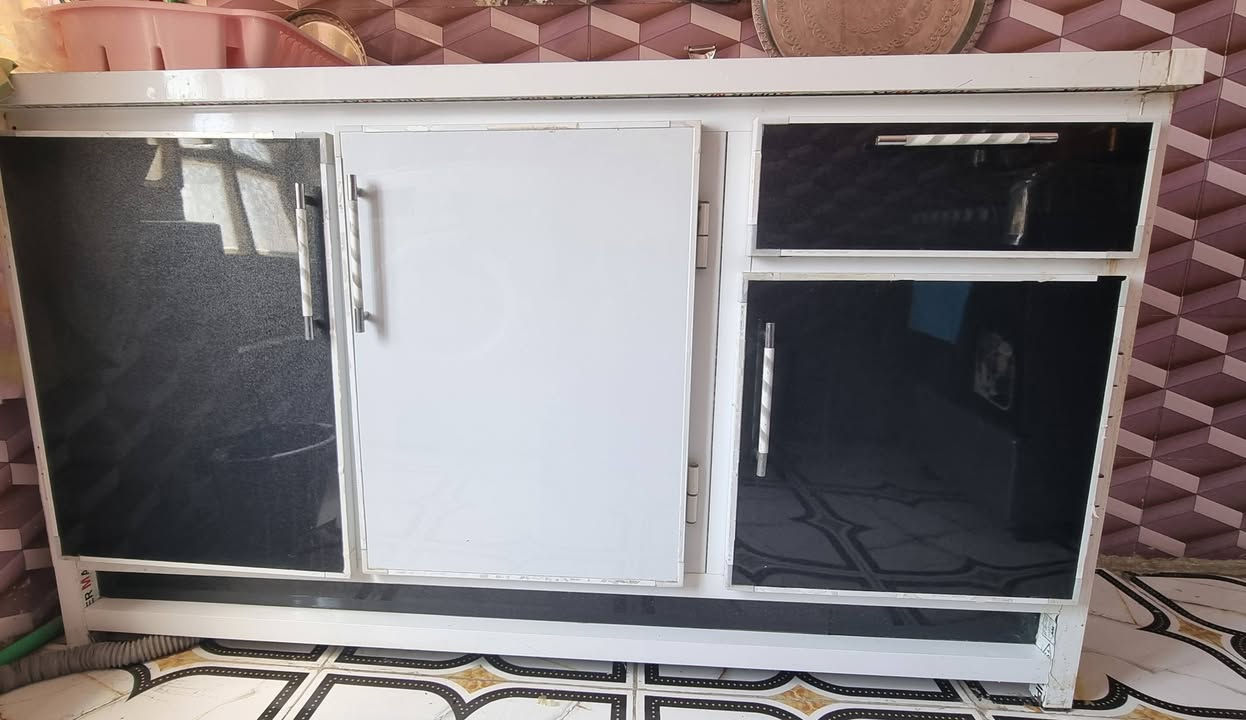 السلام عليكم من رخصه الادمن غراض للبيع مستعملات ونظيفات كلش شاشه ازاره حجم ٤٣ ام النت استعمال ١٠ اشهر مع سنكي ابو ٣ نظيف جدا مع كيزر استخدام صفر فقط مشدود حجم صغير ديوانيه حي الجمهوري مقابل جامع الحكيم التصال على الرقم *********** او ***********

