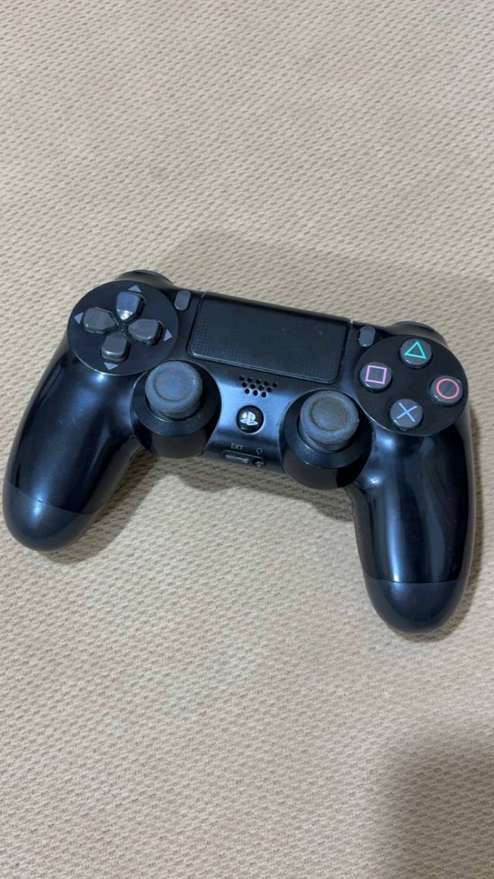 SONY 4 pro 
 جهاز لوك أستيكر 
نظيف بمعنا الكلمة أستخدامي كلش قليل أله ومخلي علا يوبي أس 
الجوستك  الأصلية ألتي تجي ويه الجهاز
مساحة الجهاز ( 1T) 
الجهاز أولاين 
سعر الجهاز 300 الف وبي مجال 
يتوفر توصيل لجميع العراق ولتوصيل علا حسابي
***********
