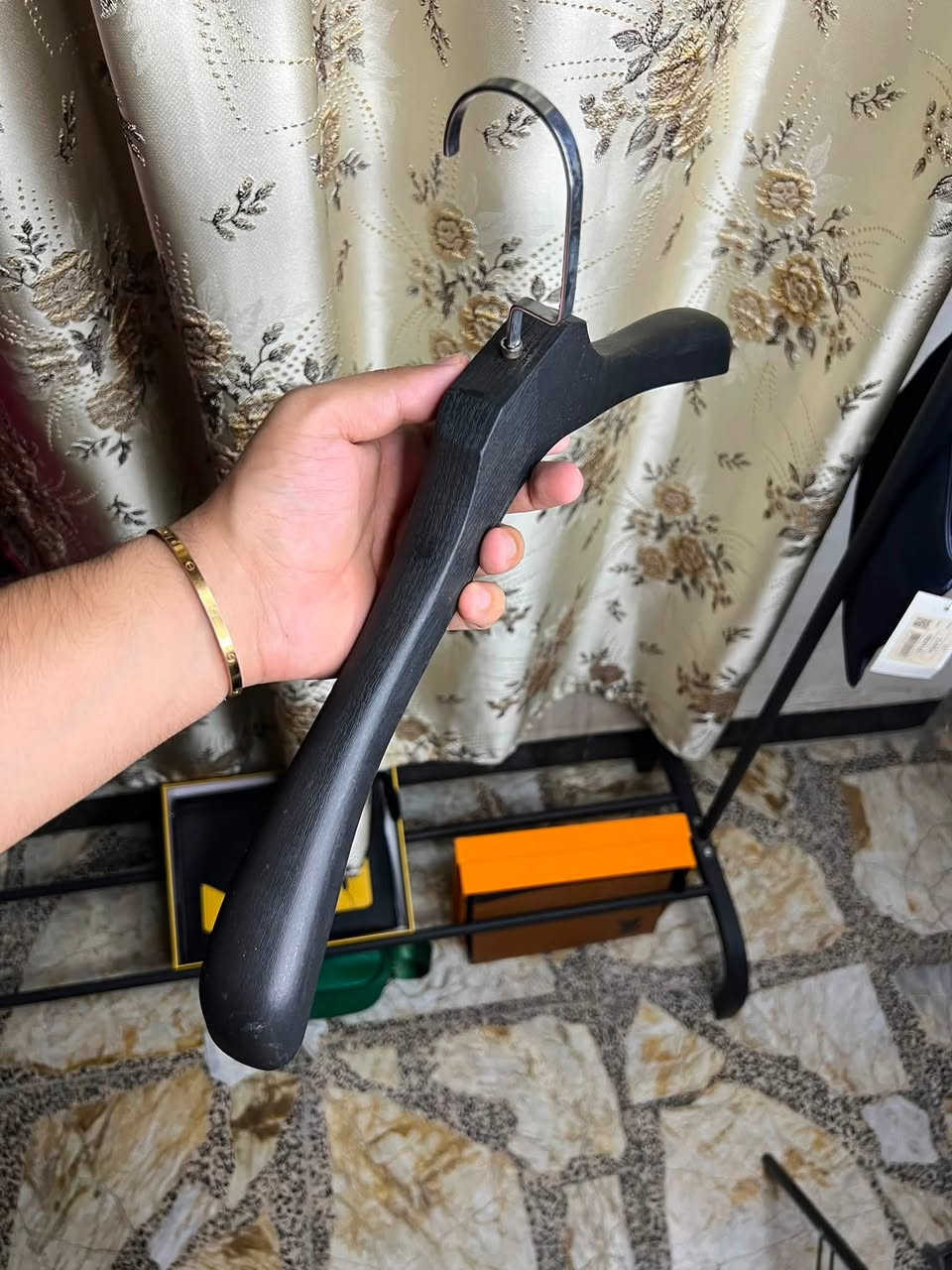 سلام عليكم عندي تعاليك كمية حلوه مستمعل نظيف كلش … اتفيد الي عنده محل وحاب ايظيف تعاليك

 تعلاكة سوده بلاستك عريض ٨٠ قطعة 
تعلاكة ابيض عريض بلاستك ٤٧ قطعة 
تعلاكة خشم بيض ١١٧ قطعة 
تعلاعكة خشب اسود ناعم ١١٤ 
تعلاكة خشب صاج ناعم ٢٠ قطعة 
تعلاكة قراصة ٥٤ قطعة مشكل 

الي اتفيده يتصل واتساب ***********
