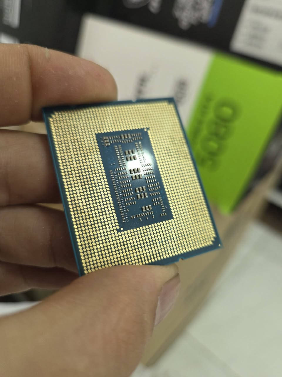 قطع  استخدام كلهن قليل اقل ست اشهر 

 • CPU: Intel Core i7-14700KF 
500 الف مع سوكت lga1700

• GPU: ASUS ROG Astral RTX 5080 3100 الف

• Motherboard: MSI Z790 Gaming Plus
 WIFI 300 الف

• CPU Cooler: Thermalright Trofeo Vision 360 Liquid 175

• PSU: Segotep GM1000W 1000W 80+ 
Gold 150 الف
شلع كامل 4200 اربع ملايين وميتين
مكاني بغداد الحريه 
***********
