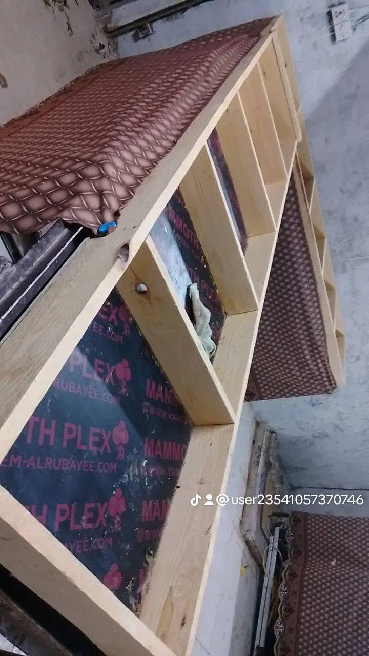 السلام عليكم  متاح رفوف مخظر.. شغل درجه اولا 
عنوان حله حي العسكري.. الشراي يتصل ***********

نص مكتوب في الصور:
- @user23541057370746