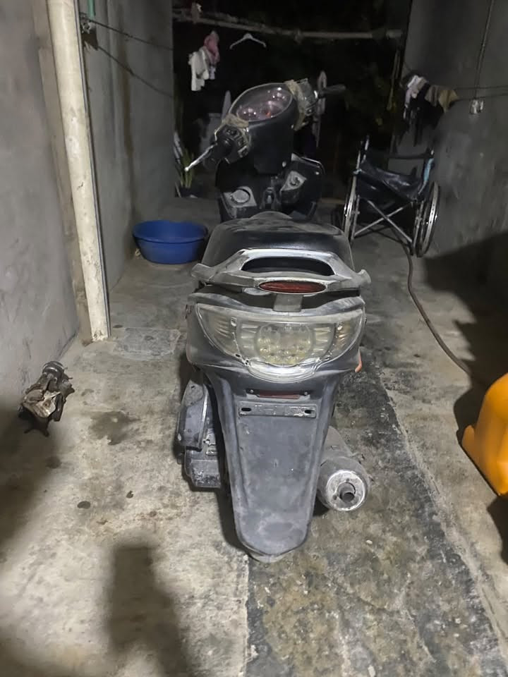 السلام عليكم
كامكو جي فور نوزل
تمشي 140 مكينتها 125cc
عطلها كهربائيات هية تشتغل بس تقطع ابيعلك كوم حديد
السعر 125 وبيها مجال للشراي 
مكاني بغداد البياع
استفسار ***********
