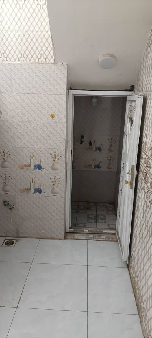 🏡🔥 فرصة مميزة للبيع – بيت طابو صرف في موقع ممتاز جداً 🔥🏡
📍 الموقع المميز: منطقة الوردية – خلف مستشفى الكفيل مباشرةً، مقابل مدرسة الشهيد أحمد العبيدي.

📐 مساحة البيت: 100 متر

✨ مميزات العقار:
🔹 طابو صرف 
🔹 يحتوي على استقبال + هول + مطبخ + غرفة
🔹 صحيات داخلية وخارجية
🔹 غرفة بالطابق الأول ملبوخه للنصف و اصلتله كهرباء
🔹 واصل ماء وكهرباء
🔹 واصل خط مولدة
🔹 شارع مع رصيف 40 متر مقابيل البيت 
🔹 مقابل البيت محرم، يعني واجهة مفتوحة ومساحة أمامية ممتازة

⭐ موقع ممتاز جداً للسكن والاستثمار، قريب من مستشفى الكفيل والخدمات والطرق الرئيسية.

💰 السعر: ٧٥ مليون وبيه مجال بسيط
📞 للاستفسار ومعاينة البيت: ‪***********‬‏

🔴 البيت مناسب جداً للي يبحث عن موقع مميز وطابو صرف .

