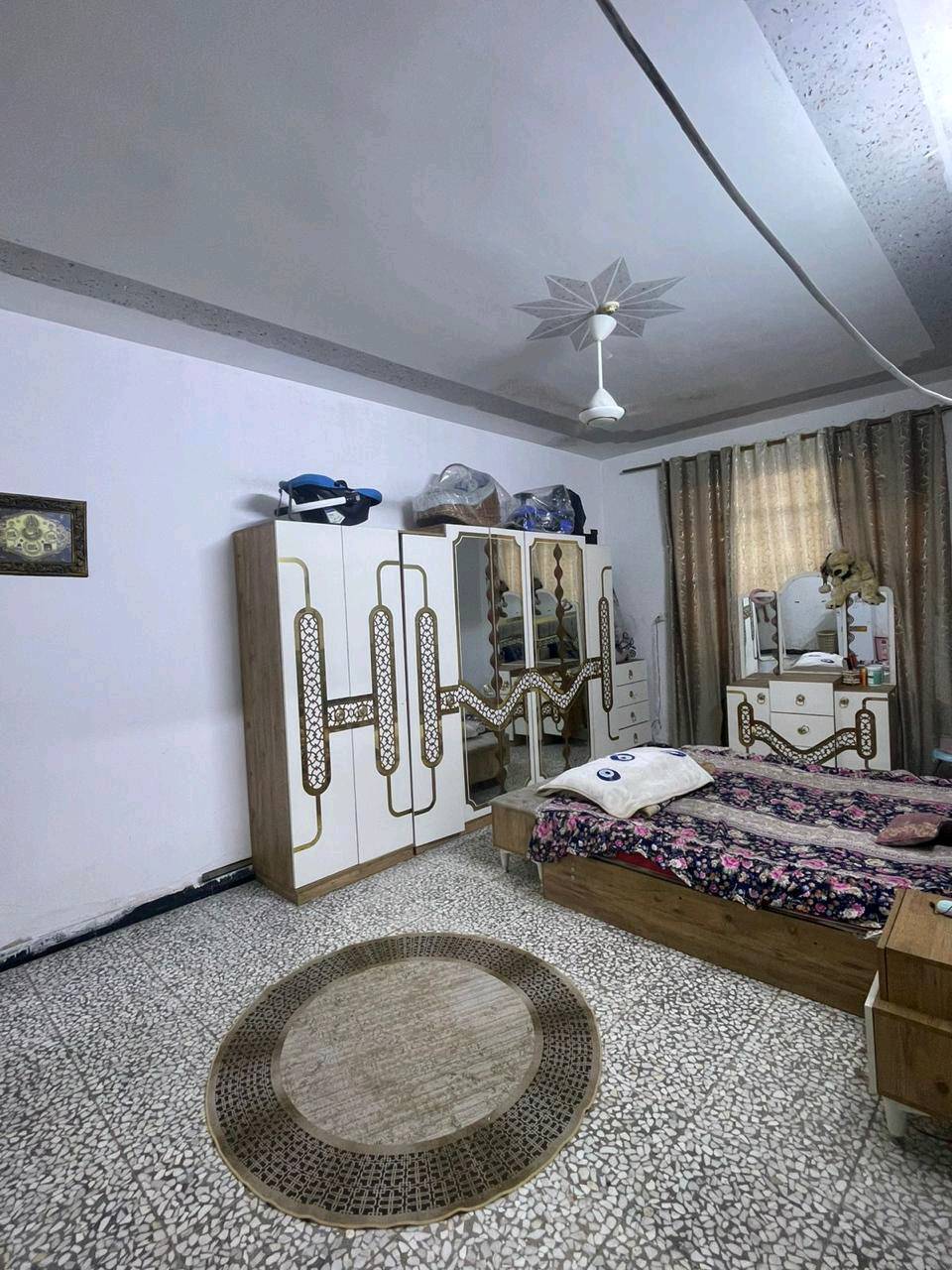 بيت للبيع بحي طارق القديم مساحة ٤٠٠م
طابق واحد يحتوي على غرفتين نوم ، صالة ، استقبال ، صحيات بداخل المنزل و بالخارج ، ترك  يصلح للبنيان ، حديقة ، كراج 
سعر١٦٠ او مراوسة بيت بالبلديات
حبيبي، الدار شنو وضع الطابو مالتها؟ طابو صرف لو عادي، وموجودة أي مشكلة بالإجراءات لو لا؟: 
طابو زراعي
الواجهة والقياسات: شكد عرض الواجهة على الشارع وشكد طول القطعة تقريباً؟ وترك البنيان على أي جهة بالضبط؟: 
الواجهة ٨ والنزال ٥٥
البيت جاهز للسكن مباشرة لو بيه شغلات تحتاج تصليح/تجديد مثل السباكة أو الكهرباء أو السطح؟ وإذا نعم شنو هي؟: 
جاهز مباشرة
وبالنسبة للبيع، السعر نهائي لو بيه قابلية للمراوسة؟ وتقبلون بدل بيت/أرض أو بس كاش؟: 
نهائي١٦٠ او مراوسة بيت بالبلديات 