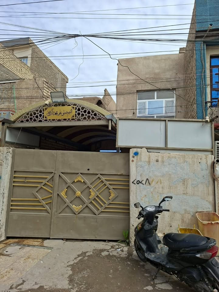 السلام عليكم
بيت للبيع الزعفرانية الاربع شوارع 

كاع حجي جعفر فرع ازياء عبودي 

يبعد 10 بيوت عن الطابو 

مساحة البيت 100 بالسند واقع حال 110 

واجهة 5 يتكون من طرمة جبيرة واستقبال وصاله ومطبخ مع حمام 

وغرفتين 

بناء ممتاز  مجاري تبليط بالباب  شتايكر السطح 

بيت جاهز كامل 

للاستفسار الاتصال عل الرقم لا تراسلني شراي خابر 

***********
