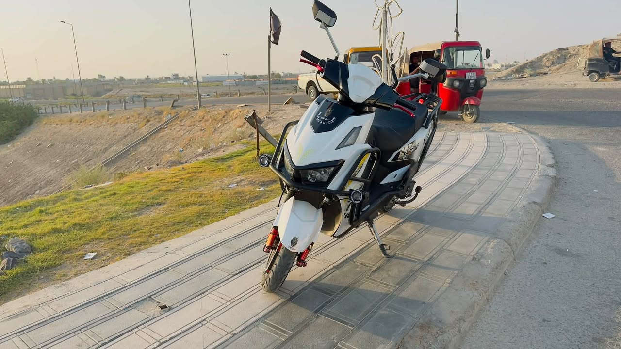 سلام عليكم 
سكنس شحن ٢٠٢٦ درع 
استيرات حسن وحسين Gt
قطعة نادرة تجي الGt
بطاريات مسطرة بحالة جيدة جدا 
فووول للأخير 
ملف ٢٥٠٠
تايرات جدد شادهن 
بصمة تشغيل 
كارت تشغيل 
نضام بريك دبل بستم يعني البريك الأمامي يخفف من الخلف والأمام 
مثبت سرعة 
كير ٣نمر 
سرعة ٩٩
الدراجة معلاية ٥سانتيم 
يعني اعلا شيء بالدراجات 
تتحمل وزن ٢٠٠
بالإضافة عليها عدسات زنون إطار ألوان  مال صاعقة أصليات
السعر٨٥٠ وبيها مجال 
مكانها ابو غريب مجمع البدور 
***********

