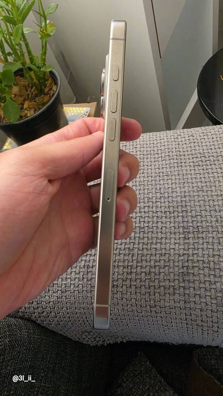IPhone 16 pro max للبيع
للبيع ايفون ١٦ برو ماكس البطارية ٩٠ 
نظيف ما بي شخط 
ملحقاته شاحنه و الكارتون مالته
السعر مليون و ٣٠٠ وبي مجال بسيط 
مكاني البصرة التنومة 
***********

